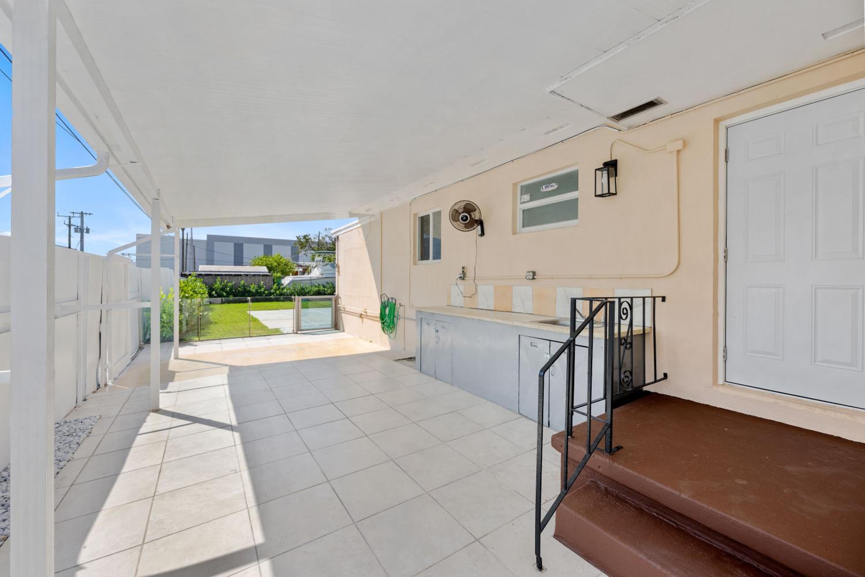 3 BR Smart home, close to airport, Fast WiFi, Patio, Grill & Free private parking