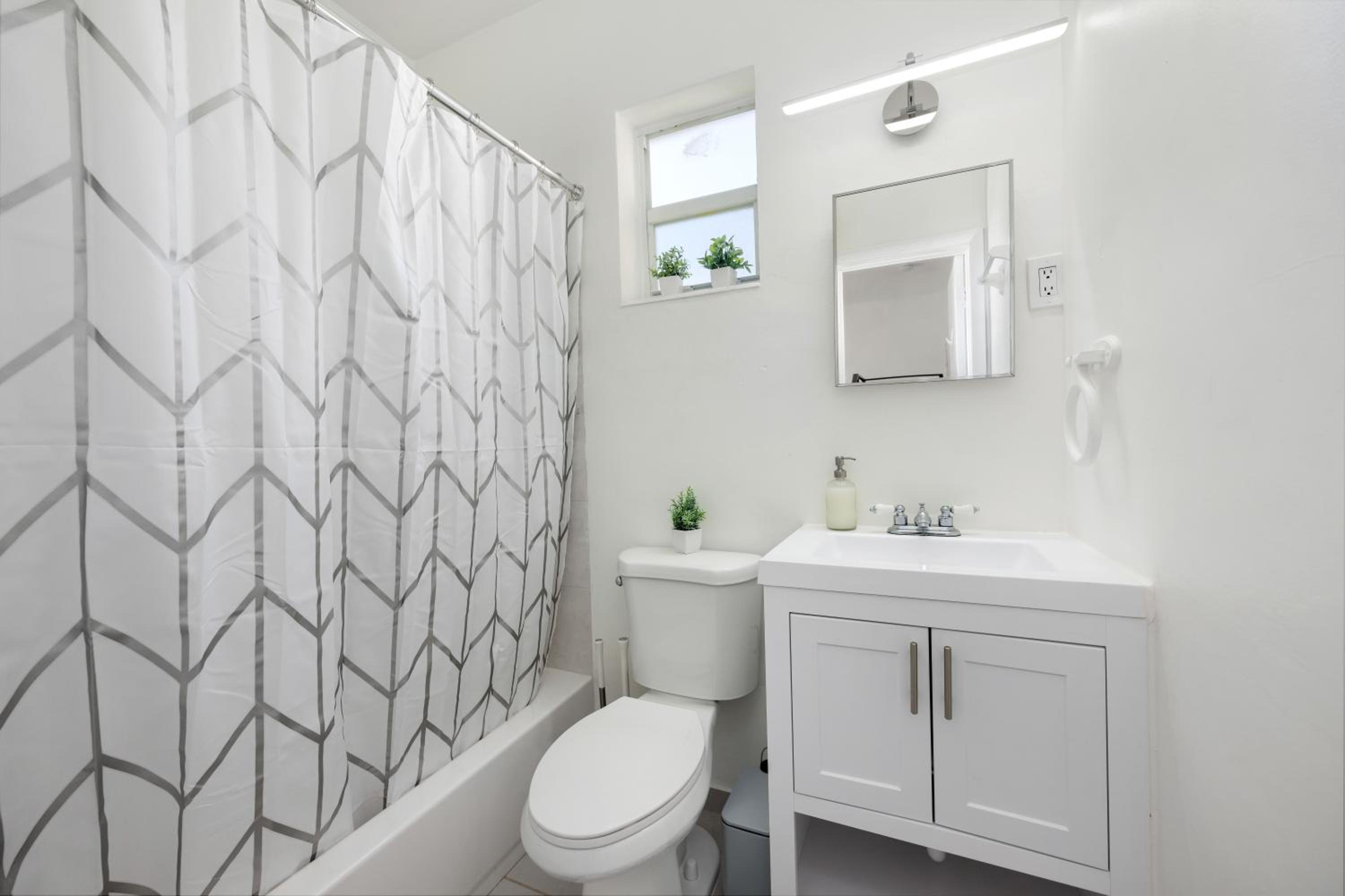 3 BR Smart home, close to airport, Fast WiFi, Patio, Grill & Free private parking