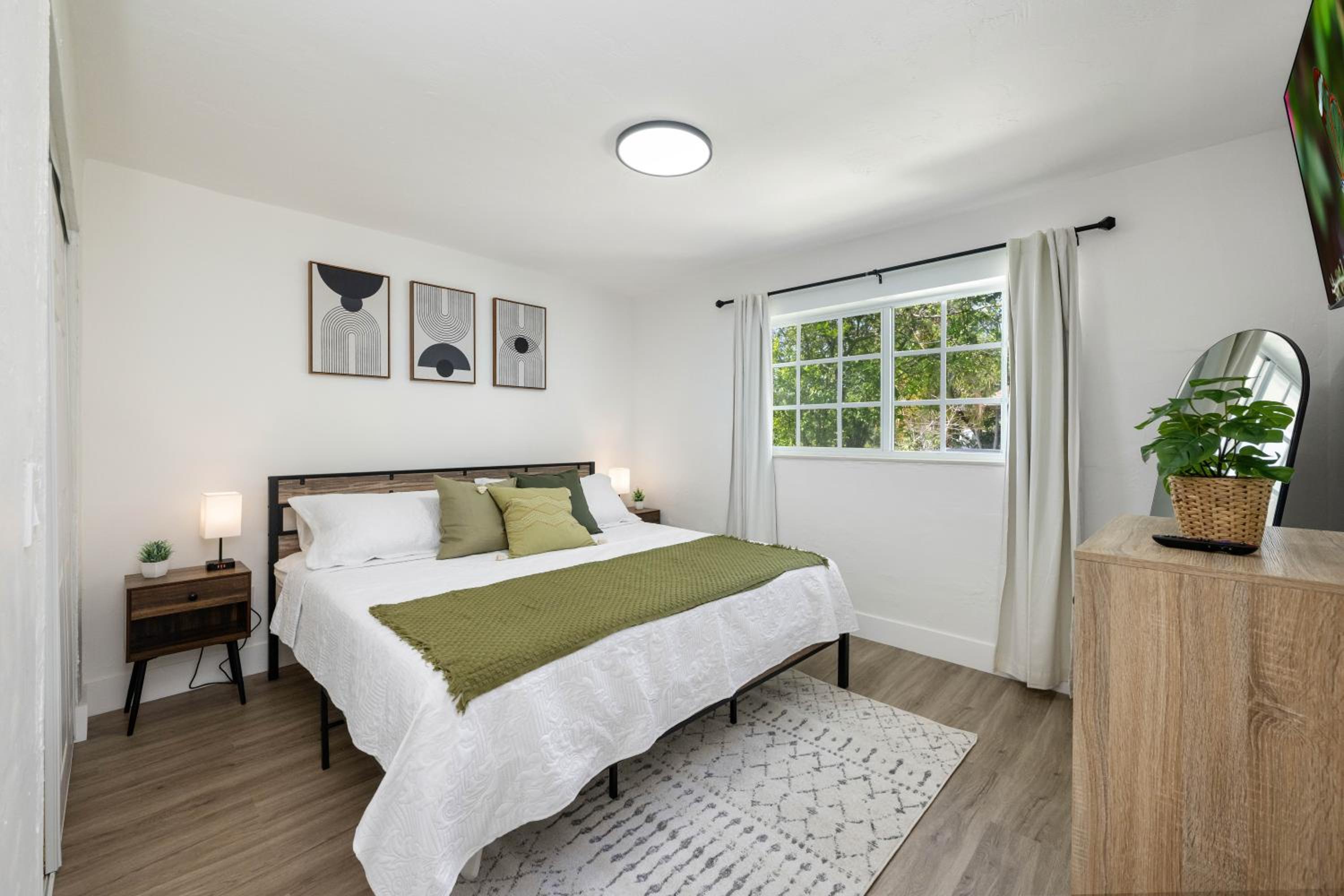 3 BR Smart home, close to airport, Fast WiFi, Patio, Grill & Free private parking
