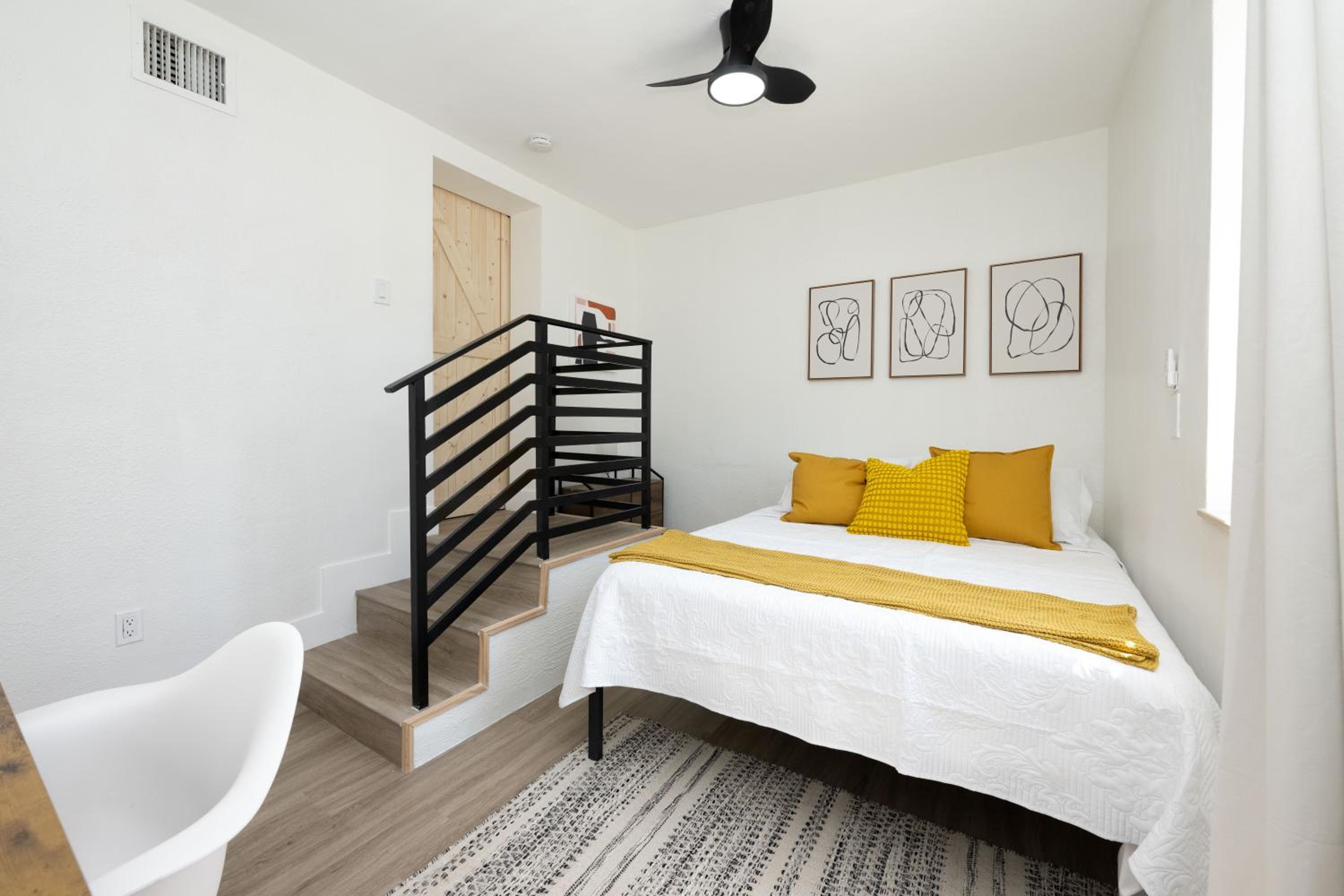 3 BR Smart home, close to airport, Fast WiFi, Patio, Grill & Free private parking