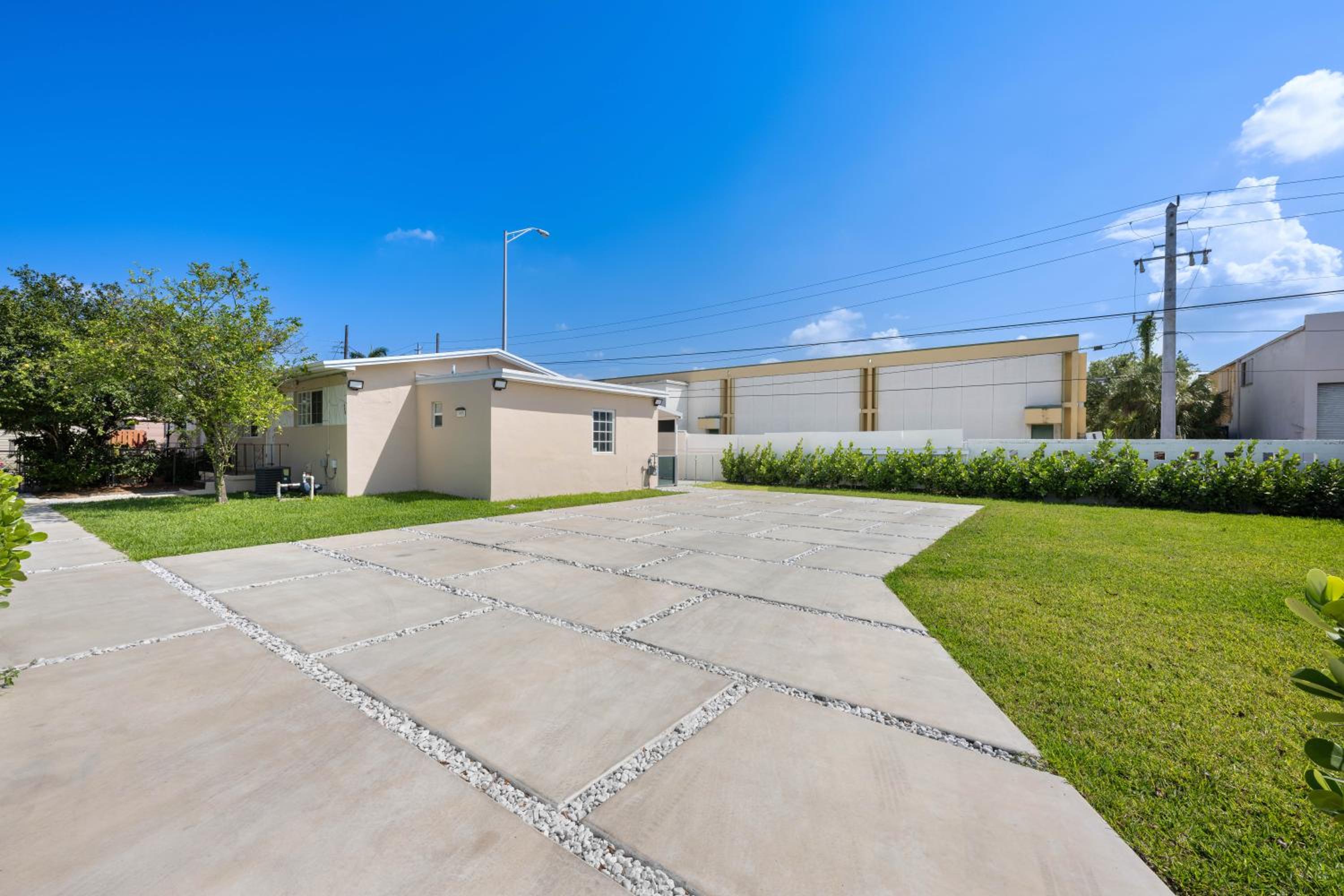 3 BR Smart home, close to airport, Fast WiFi, Patio, Grill & Free private parking