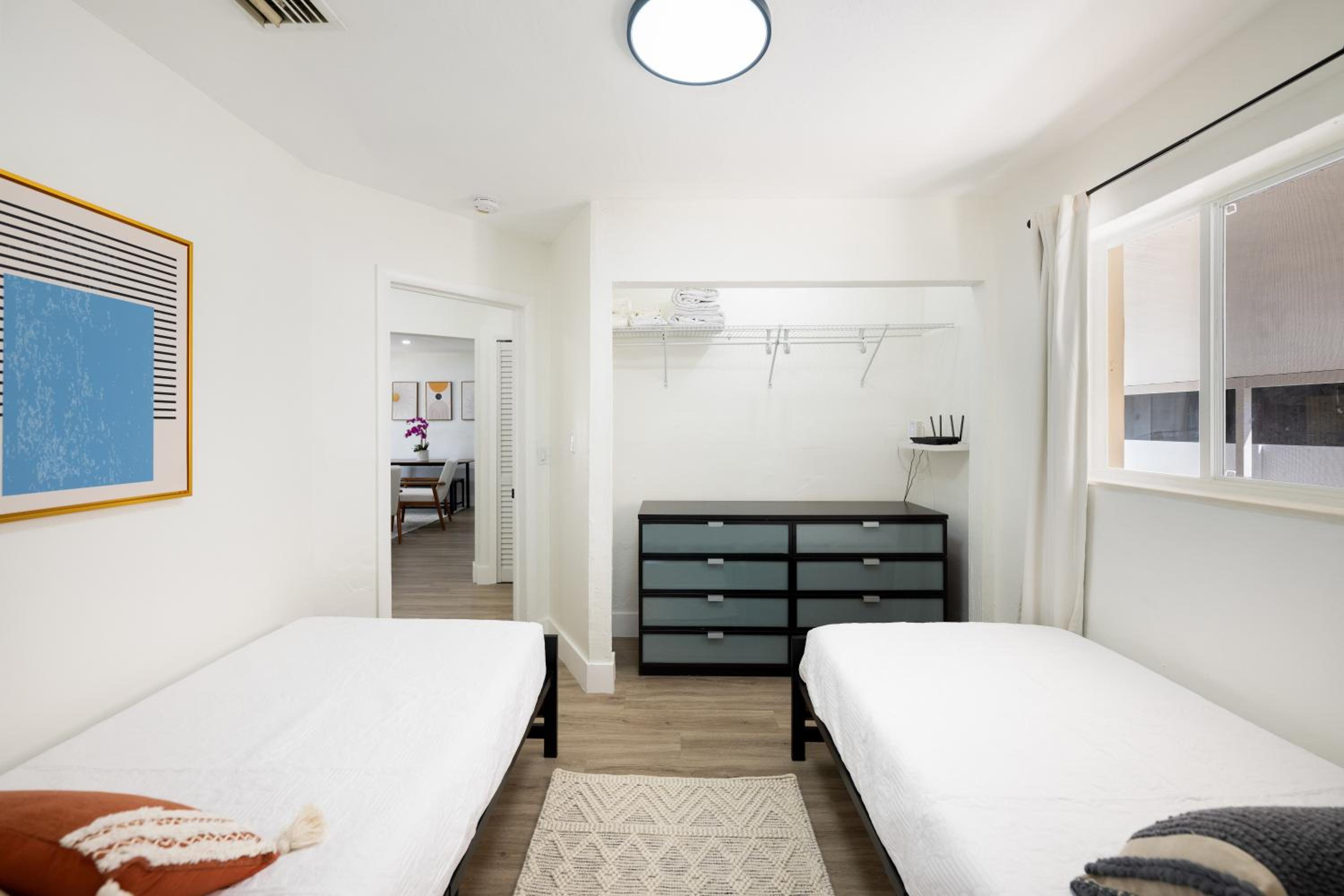 3 BR Smart home, close to airport, Fast WiFi, Patio, Grill & Free private parking