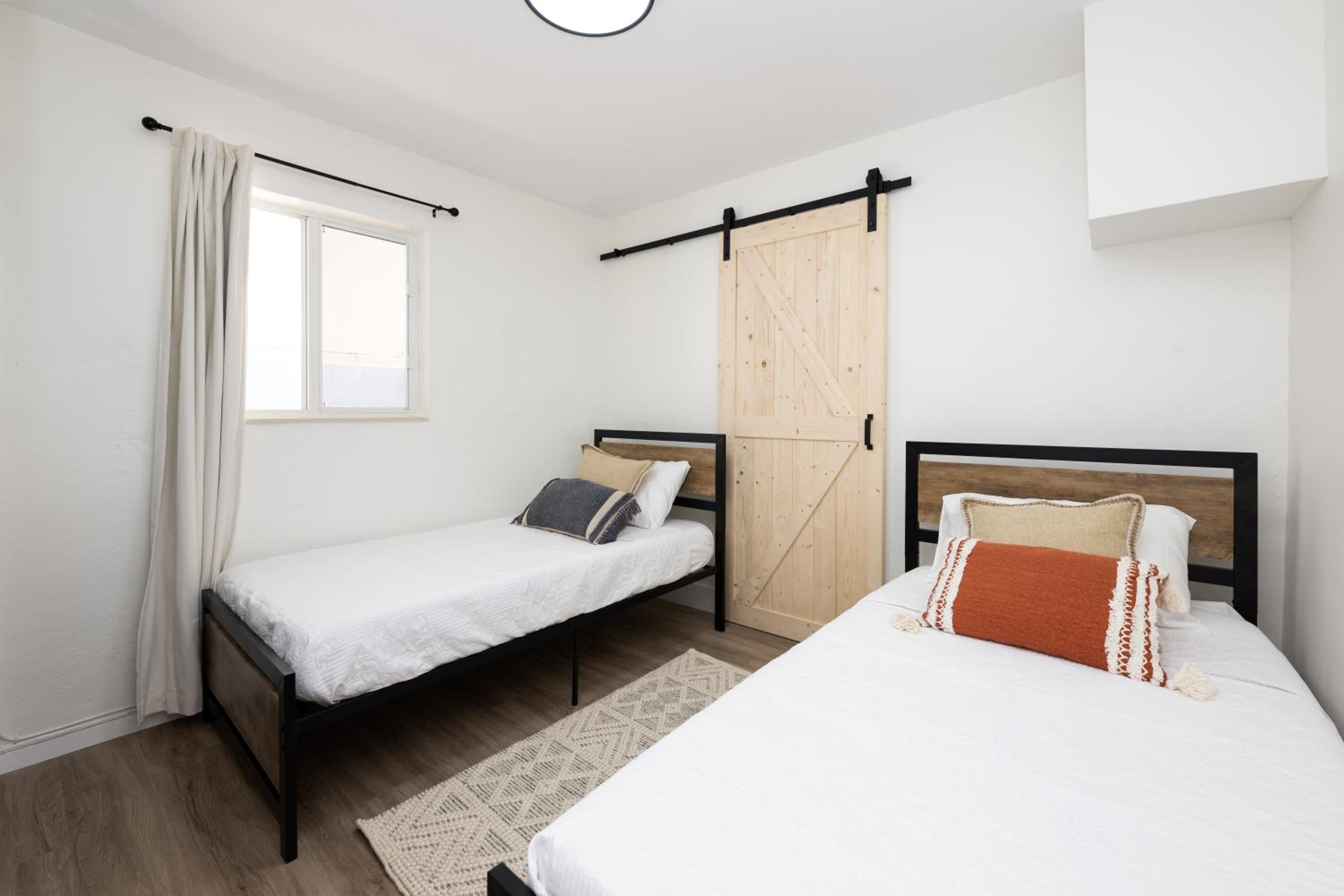 3 BR Smart home, close to airport, Fast WiFi, Patio, Grill & Free private parking