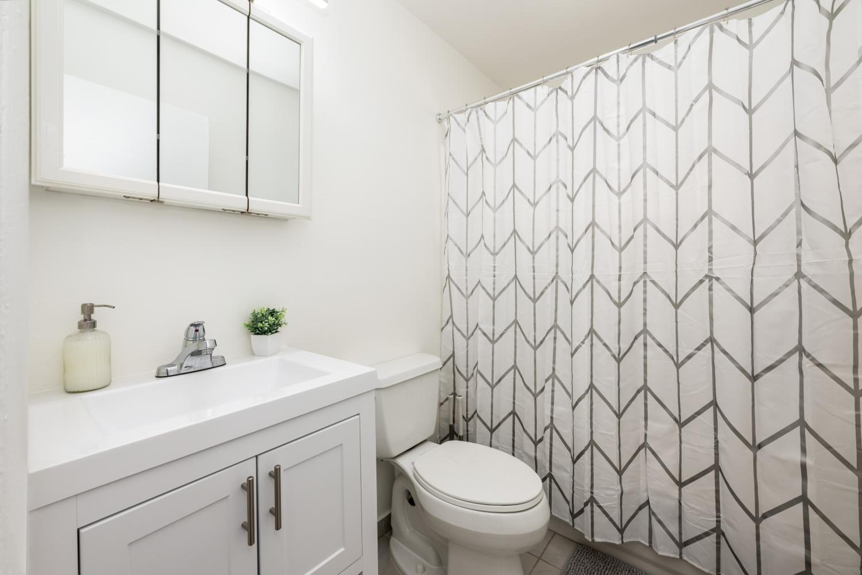 3 BR Smart home, close to airport, Fast WiFi, Patio, Grill & Free private parking