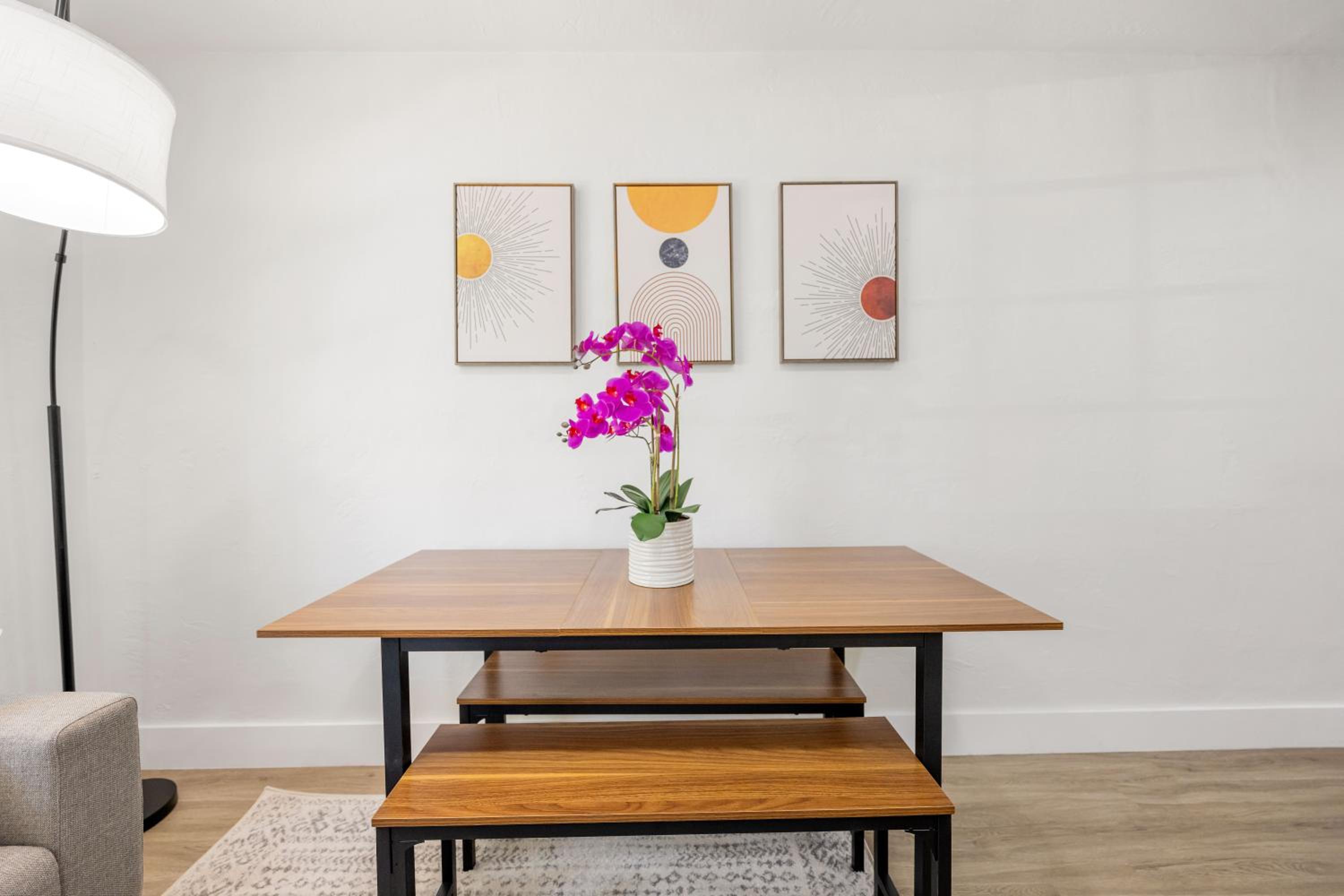 3 BR Smart home, close to airport, Fast WiFi, Patio, Grill & Free private parking