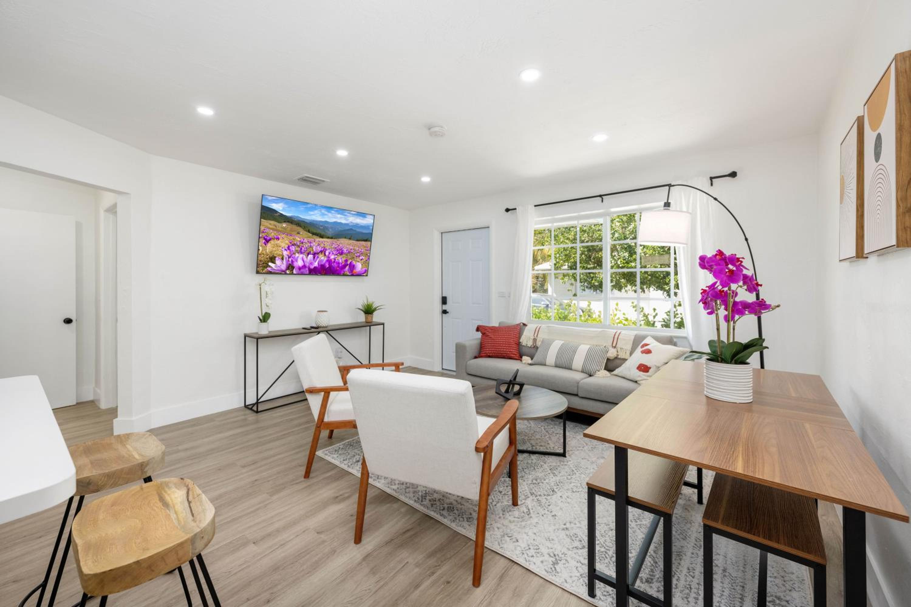 3 BR Smart home, close to airport, Fast WiFi, Patio, Grill & Free private parking