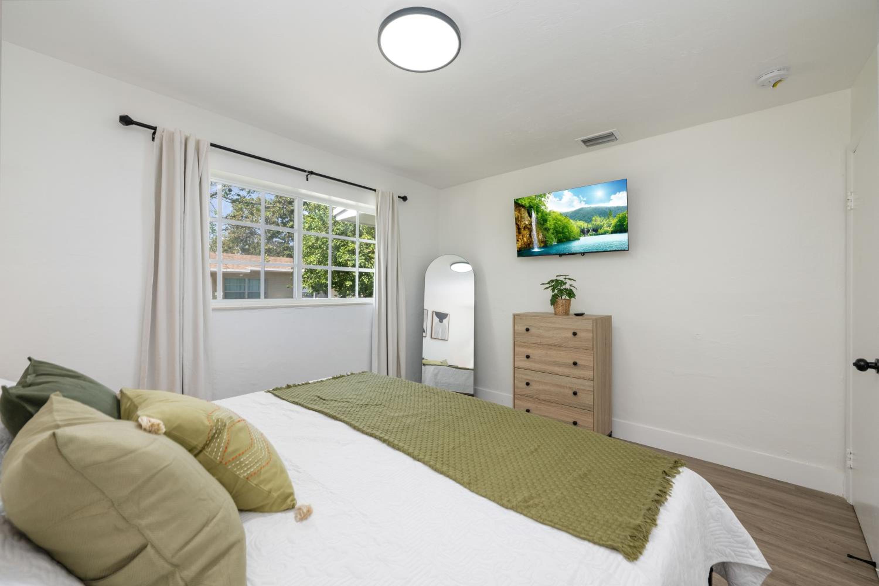 3 BR Smart home, close to airport, Fast WiFi, Patio, Grill & Free private parking