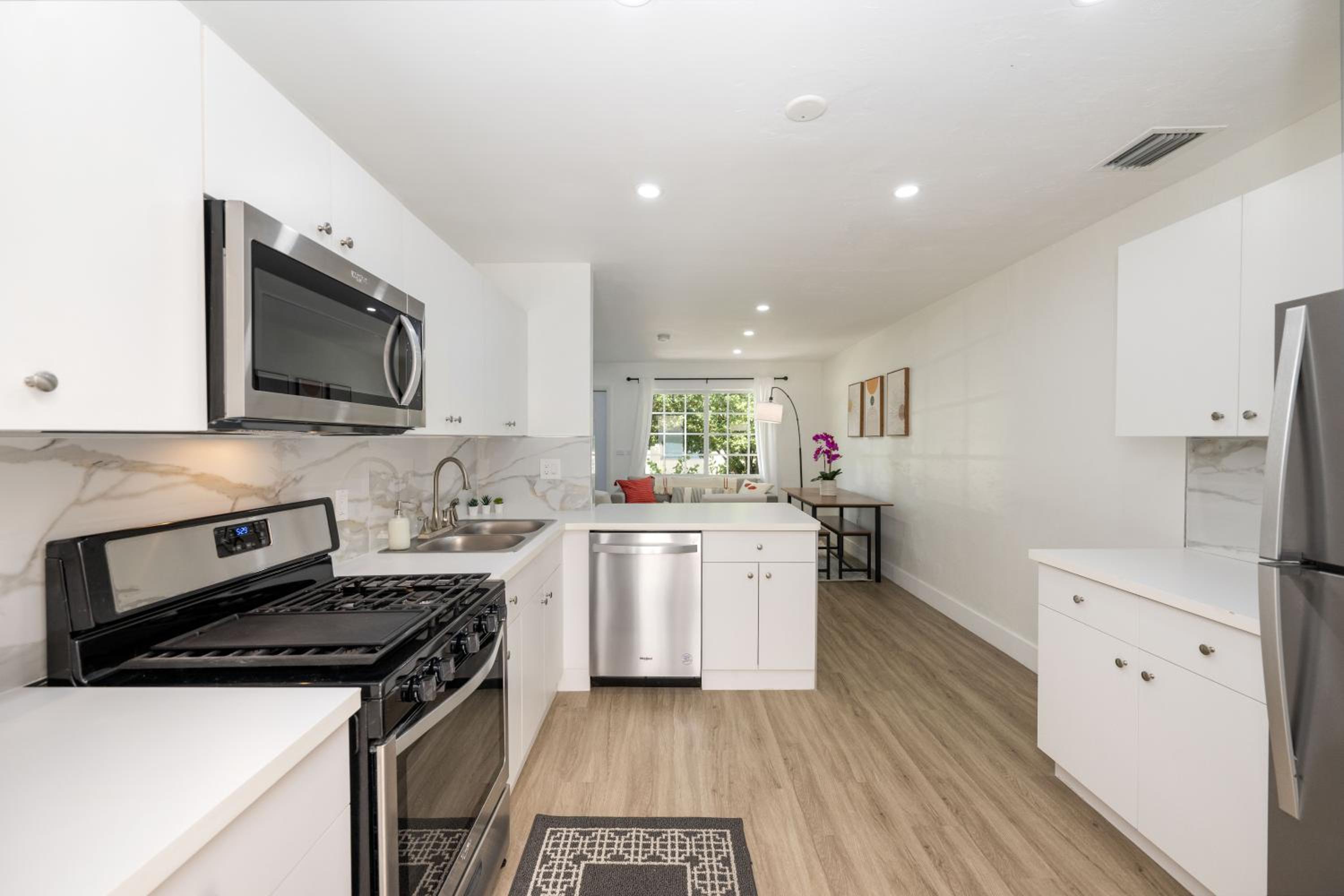 3 BR Smart home, close to airport, Fast WiFi, Patio, Grill & Free private parking