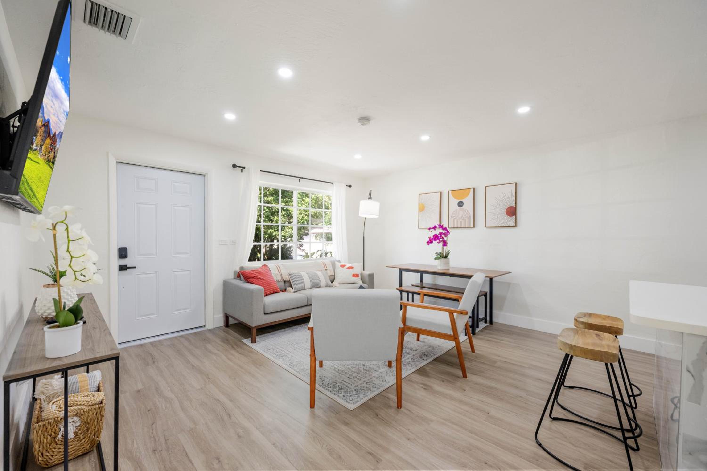3 BR Smart home, close to airport, Fast WiFi, Patio, Grill & Free private parking
