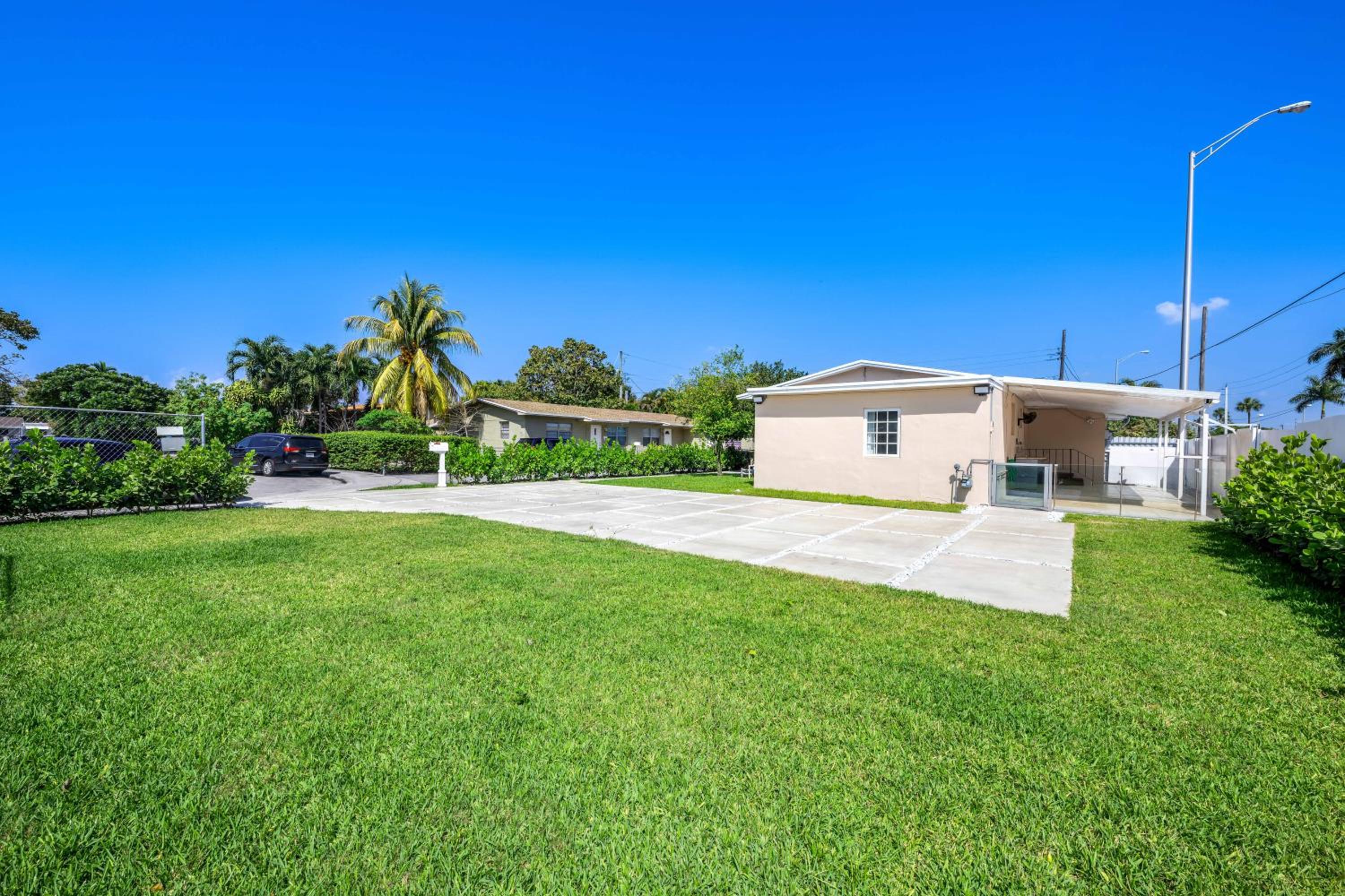 3 BR Smart home, close to airport, Fast WiFi, Patio, Grill & Free private parking