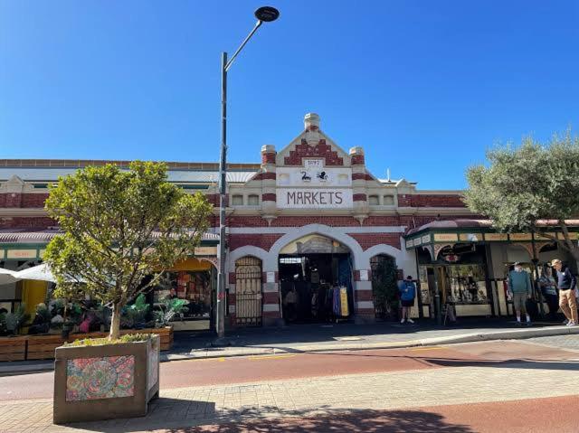 Little Lane Apartments Comfortable, Chic New Apartment in Heart Of Fremantle Features Large balcony & Free car bay