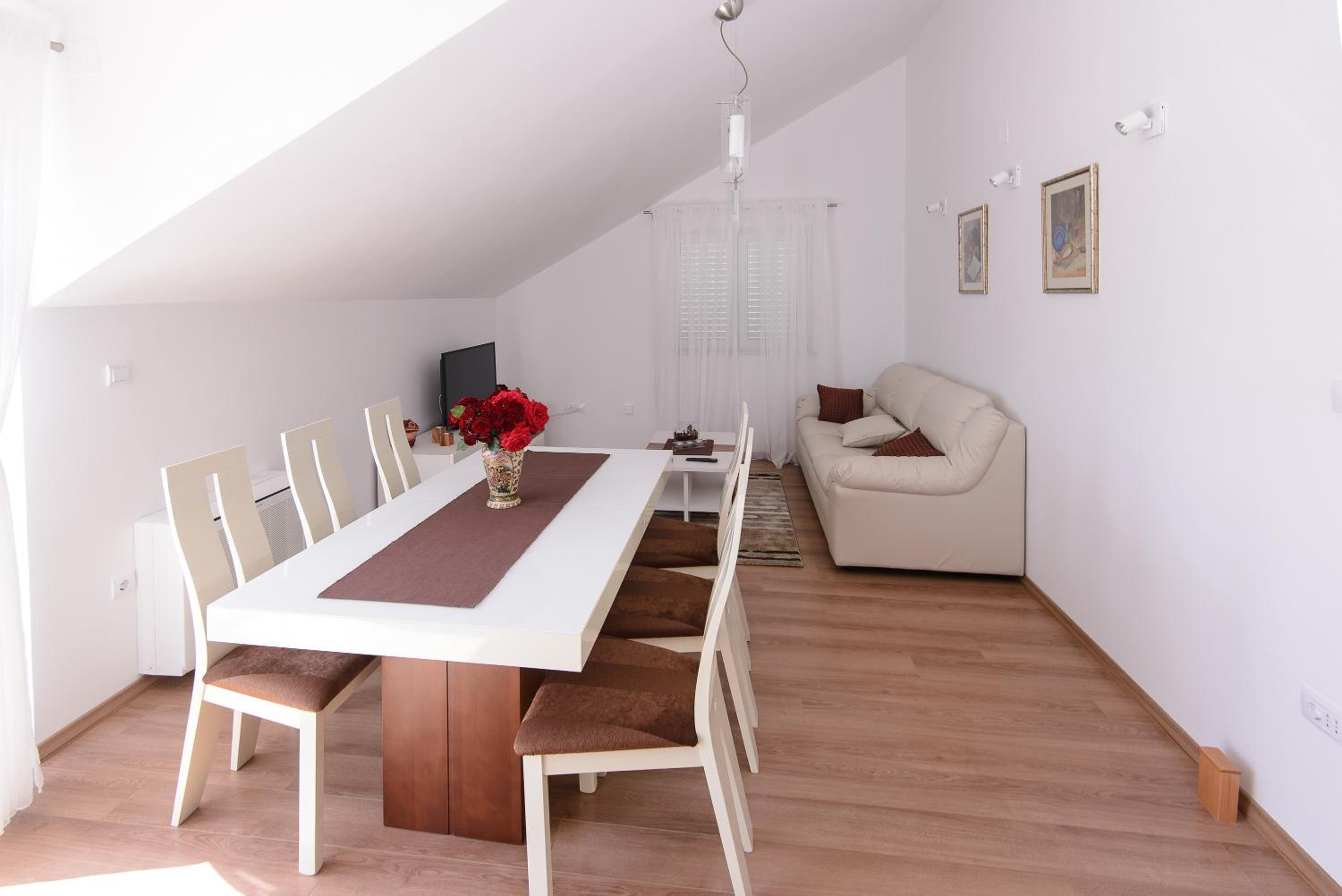 Apartment Violeta 2 with parking