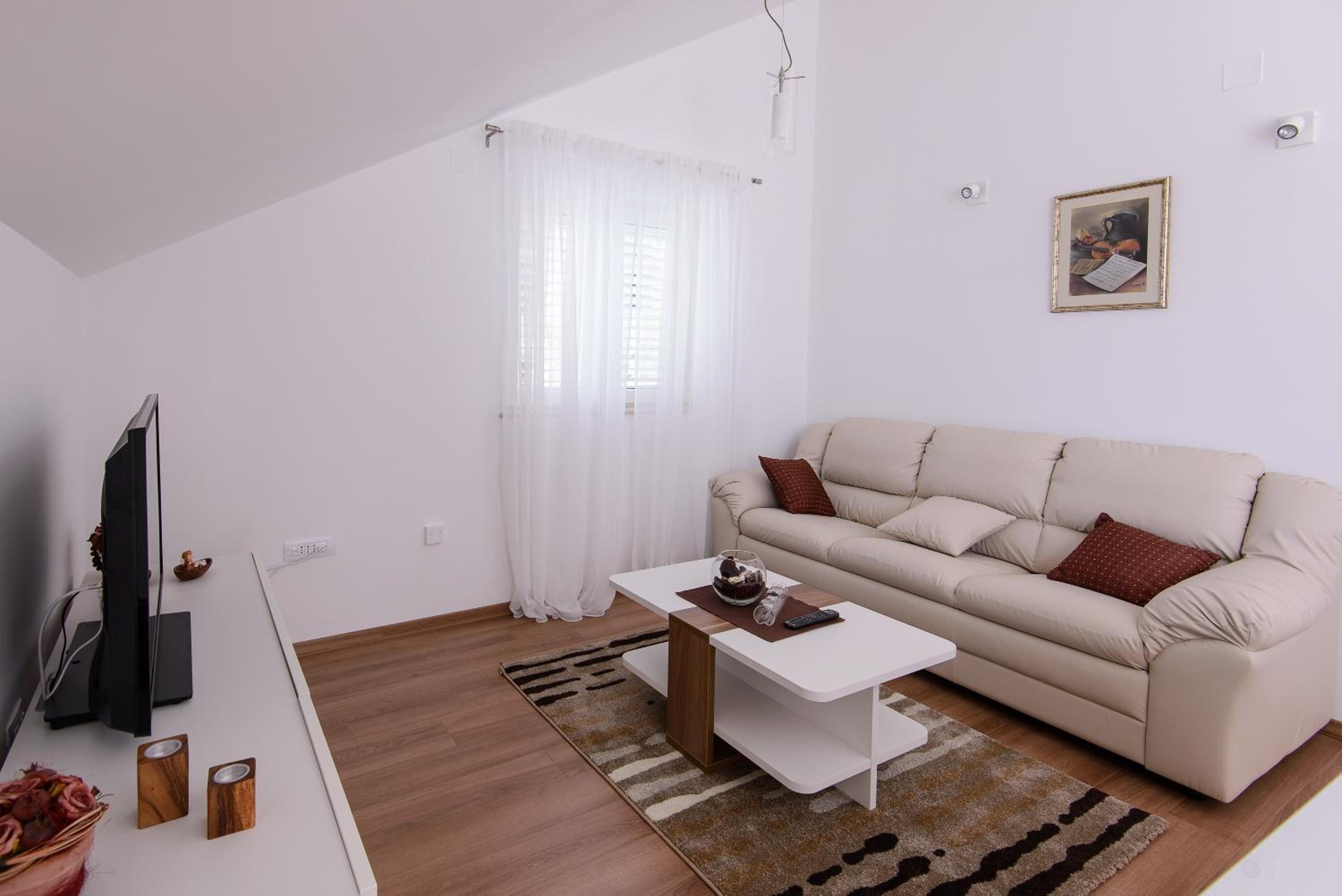 Apartment Violeta 2 with parking