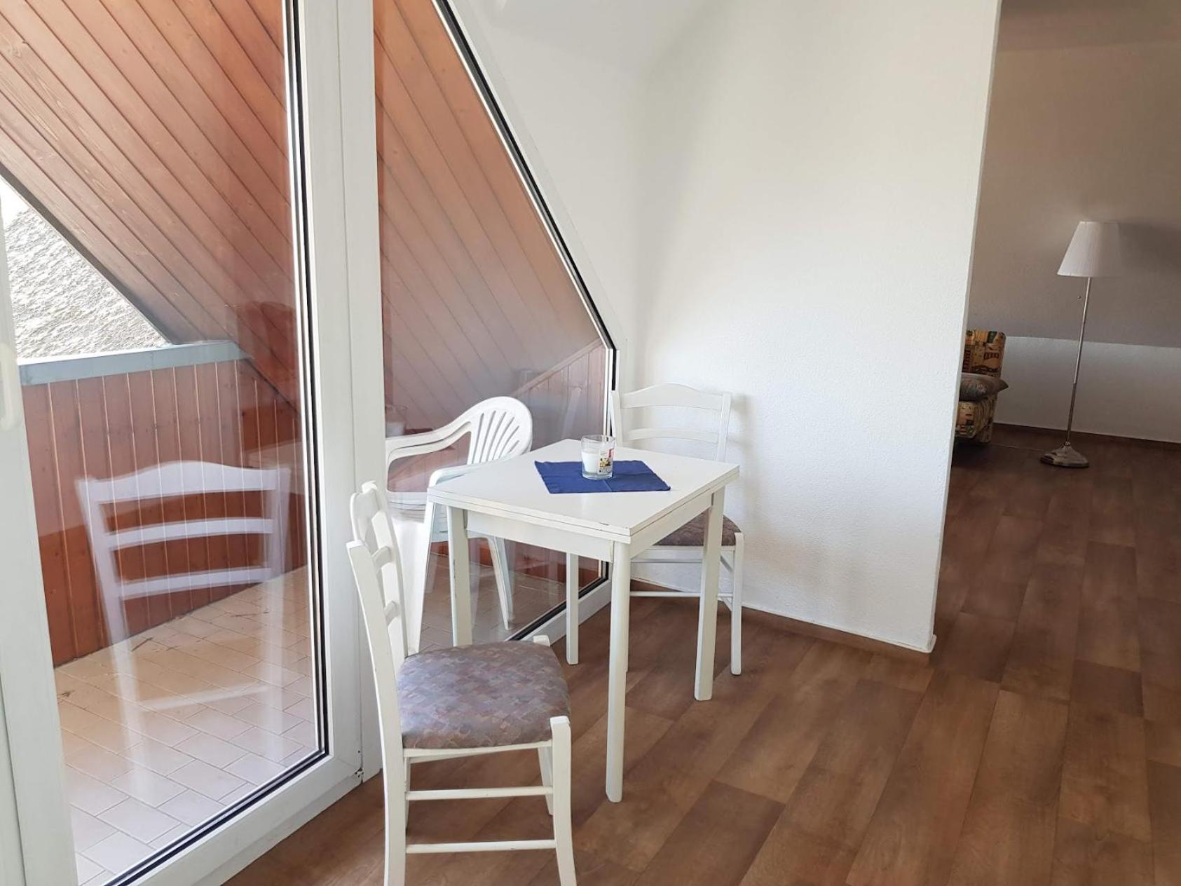 Fewo 18 im Strandhaus Lobbe mit Balkon