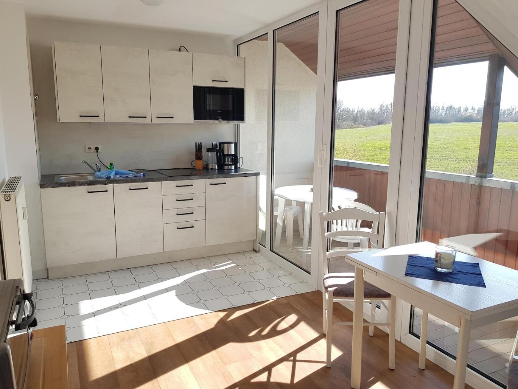 Fewo 18 im Strandhaus Lobbe mit Balkon