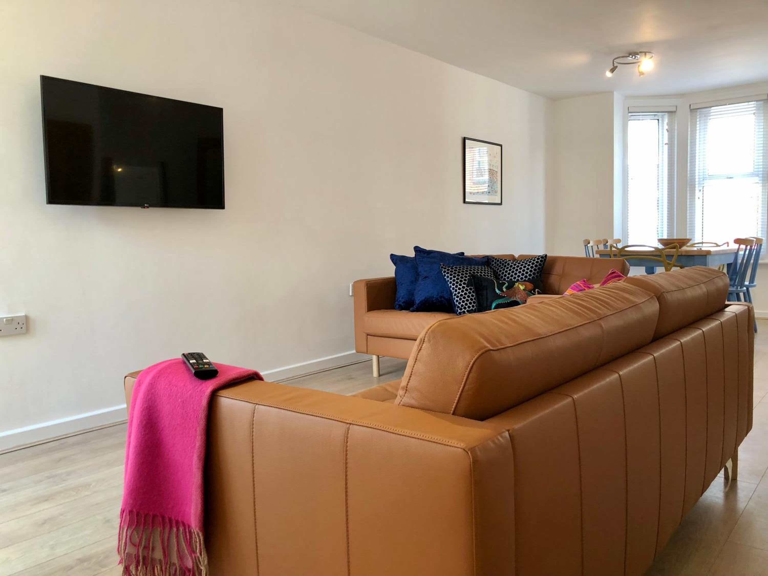 House with parking, short stroll to Quay, shops and restaurants view 3