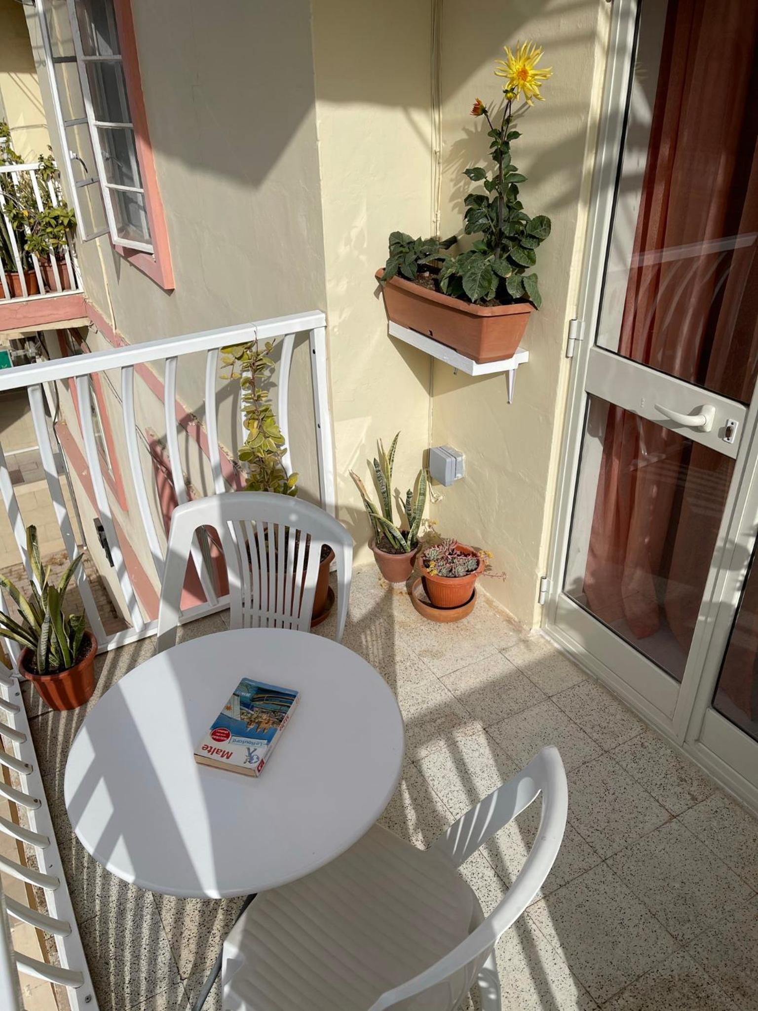 Sunrise Apt - Modern Studio Apt near the Beach