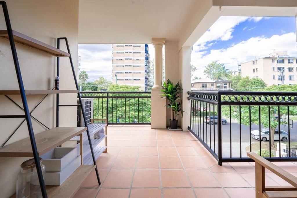 Relax in 2B2B Chateau near UQ with Parking+Balcony