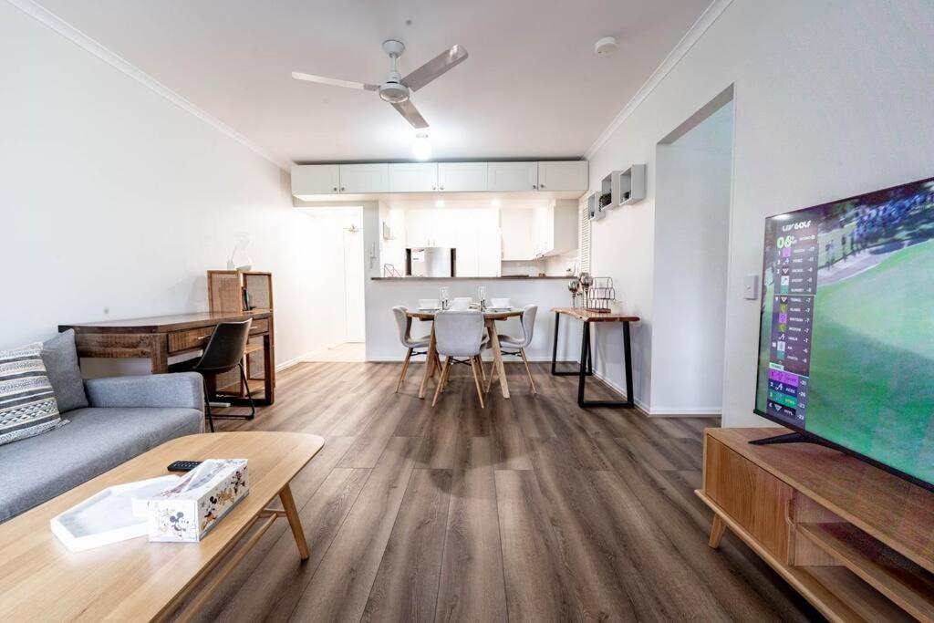 Relax in 2B2B Chateau near UQ with Parking+Balcony