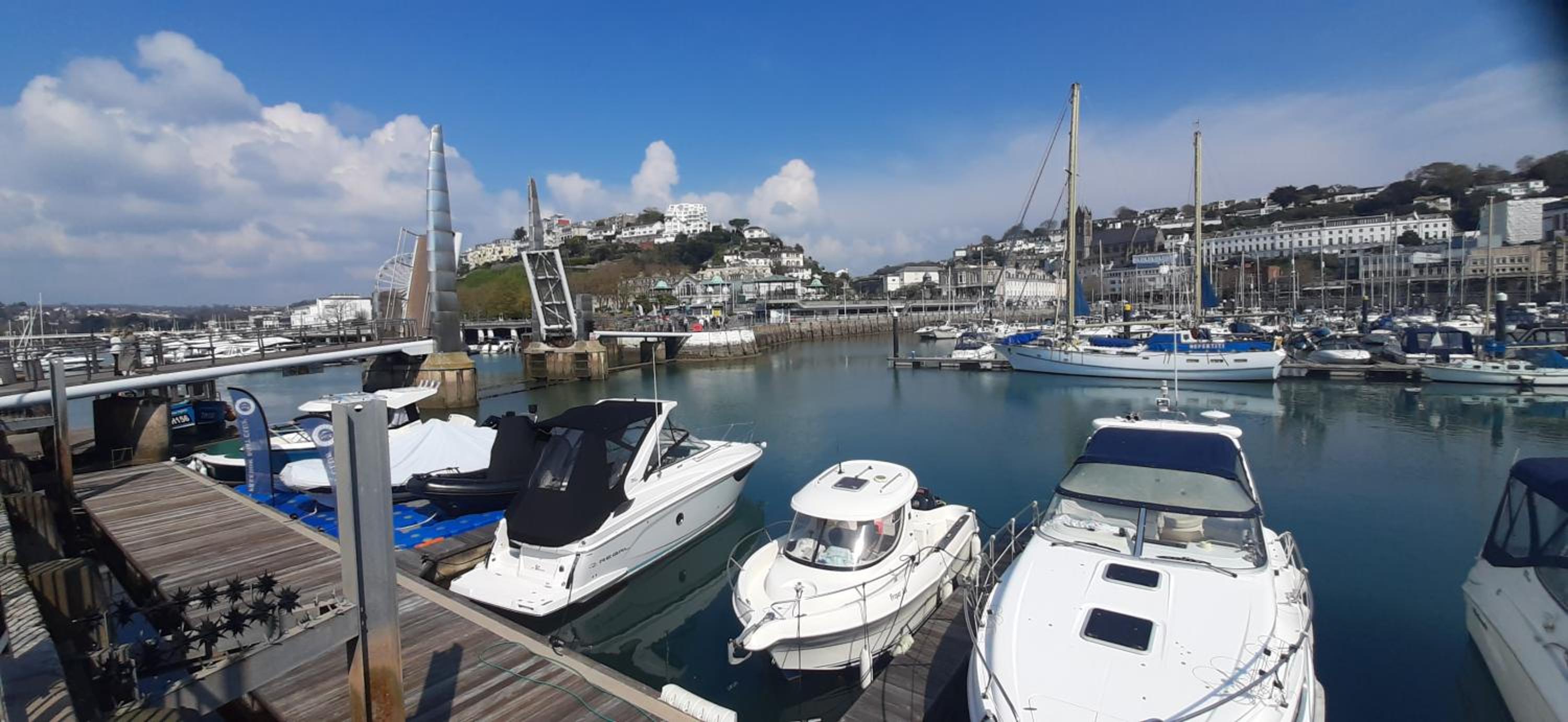 Rare luxury Harbourview apartment sleeps 6 view 4