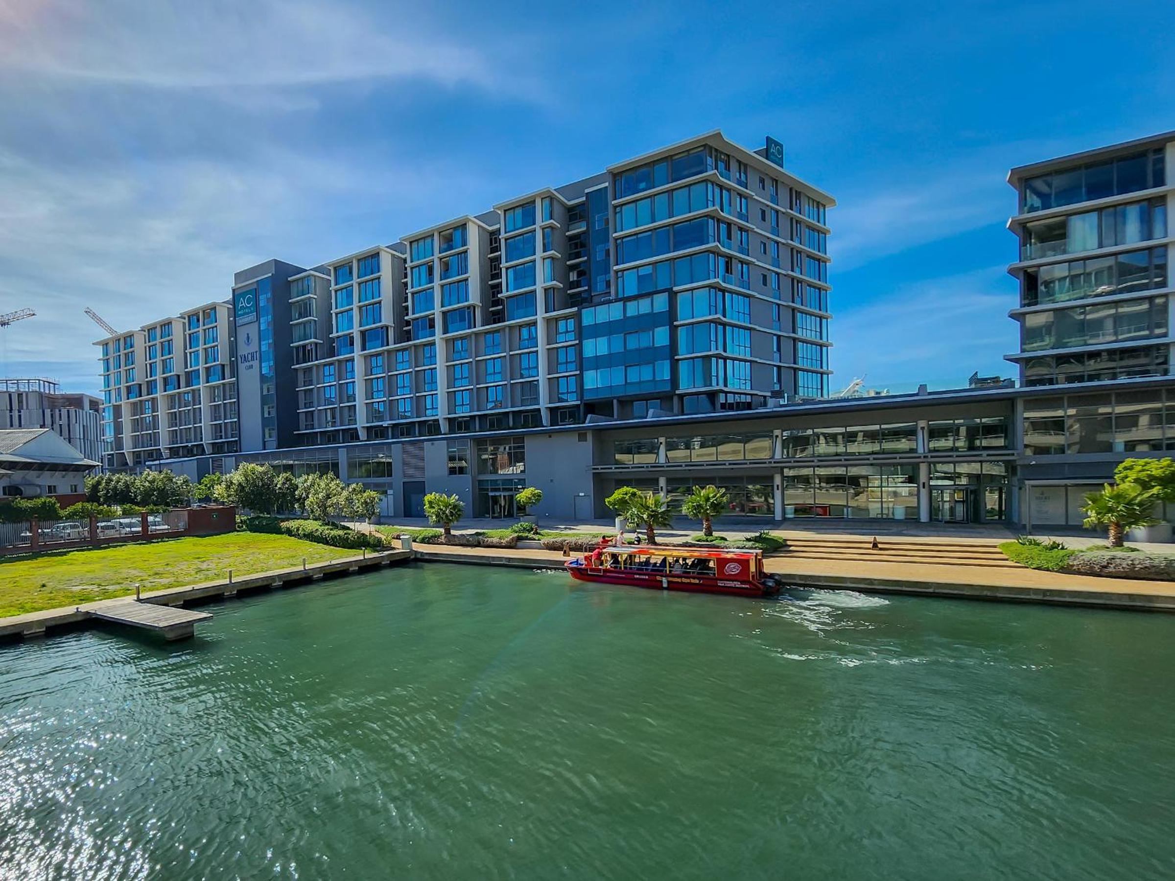 Hotel Sensational Canal Views, Walk to V n A Waterfront, walk to CTICC - Image 1