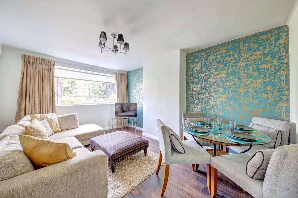 2 bed flat - SW London with parking view 4