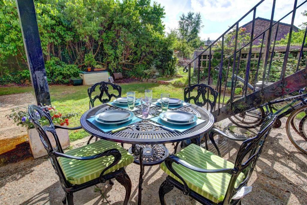 2 bed flat - SW London with parking view 3