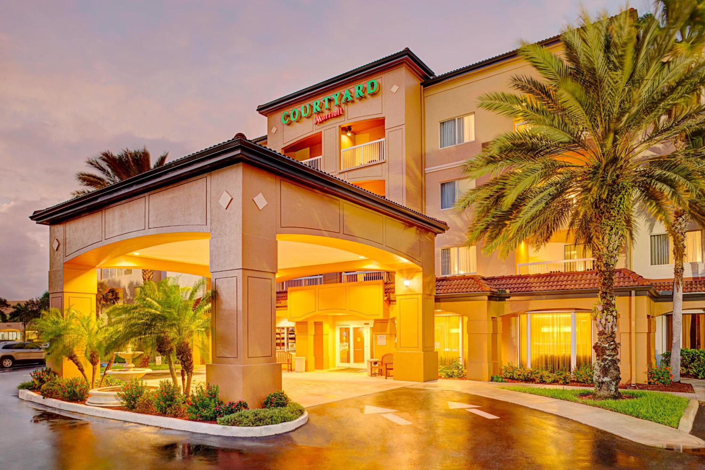 Hotel Courtyard by Marriott West Palm Beach Airport - Image 1