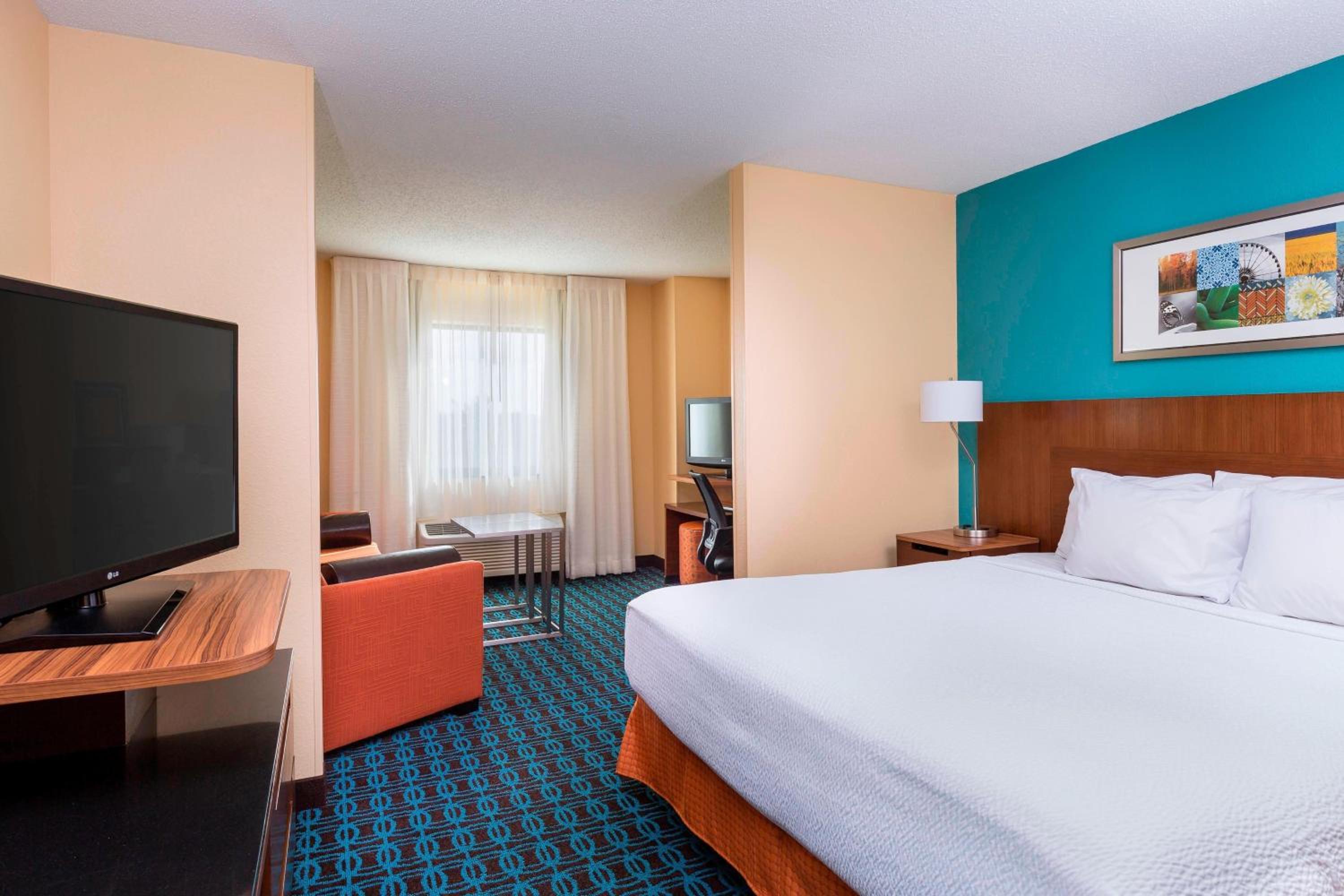 Galesburg Vacations - Fairfield Inn Suites by Marriott Galesburg - Property Image 11