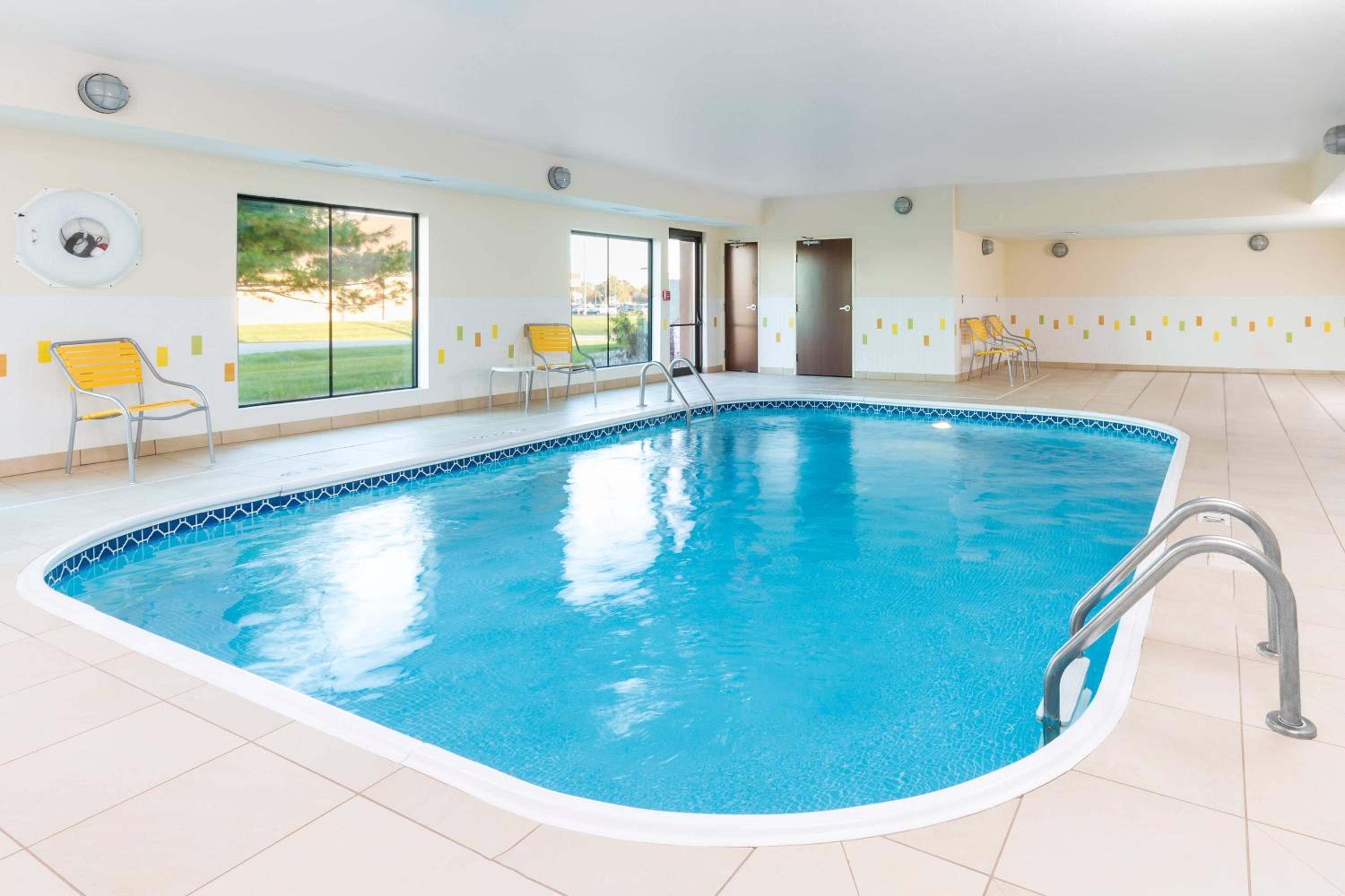Galesburg Vacations - Fairfield Inn Suites by Marriott Galesburg - Property Image 4