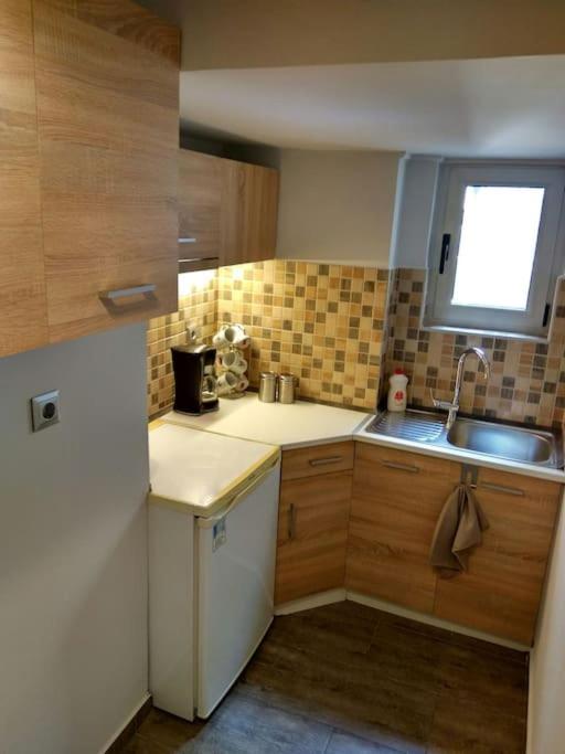 Nice& Cozy Flat 1min from the Heart of Athens.WiFi