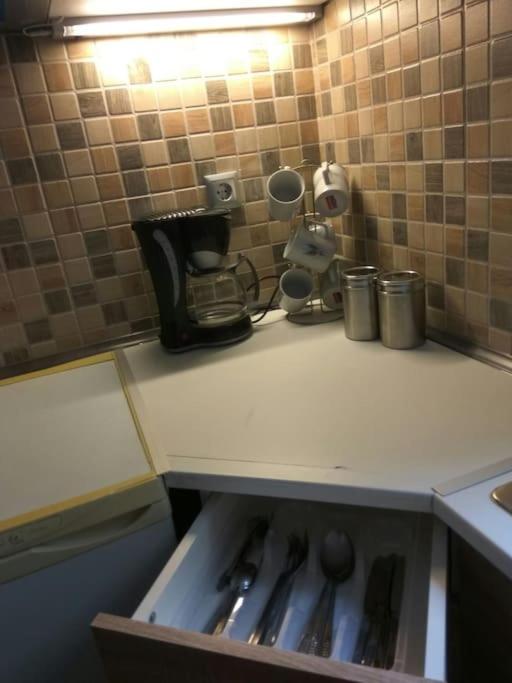 Nice& Cozy Flat 1min from the Heart of Athens.WiFi