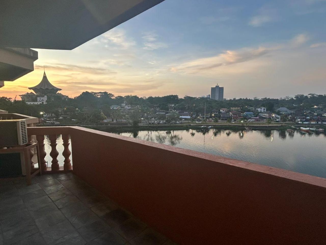 Nice Waterfront 2BR River View Walk to City photo 6