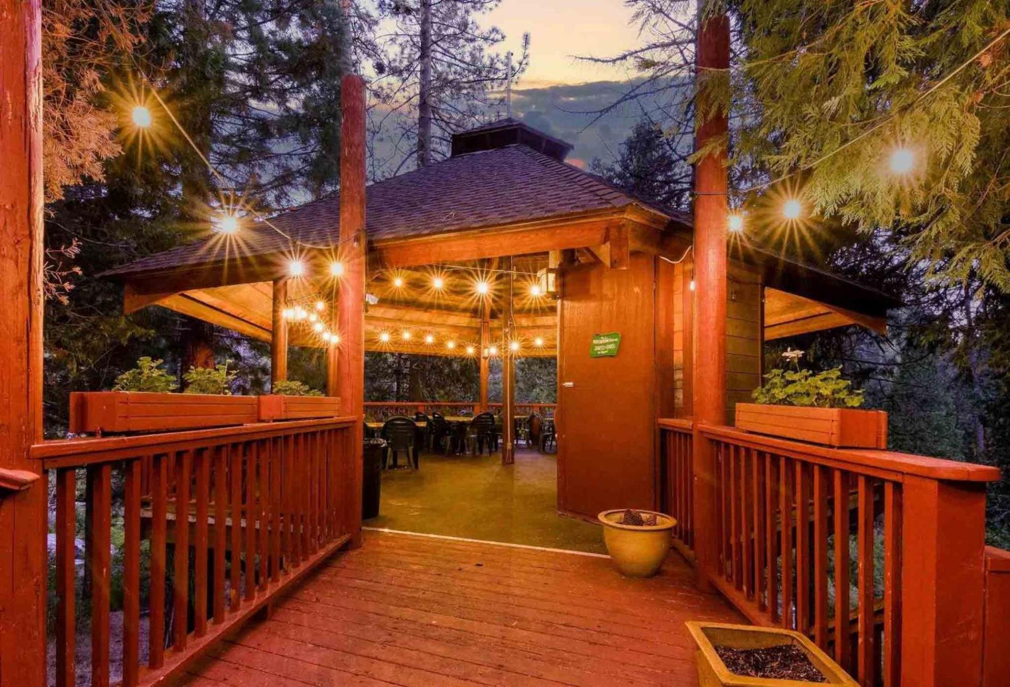 StrawberryInn River Front Resort