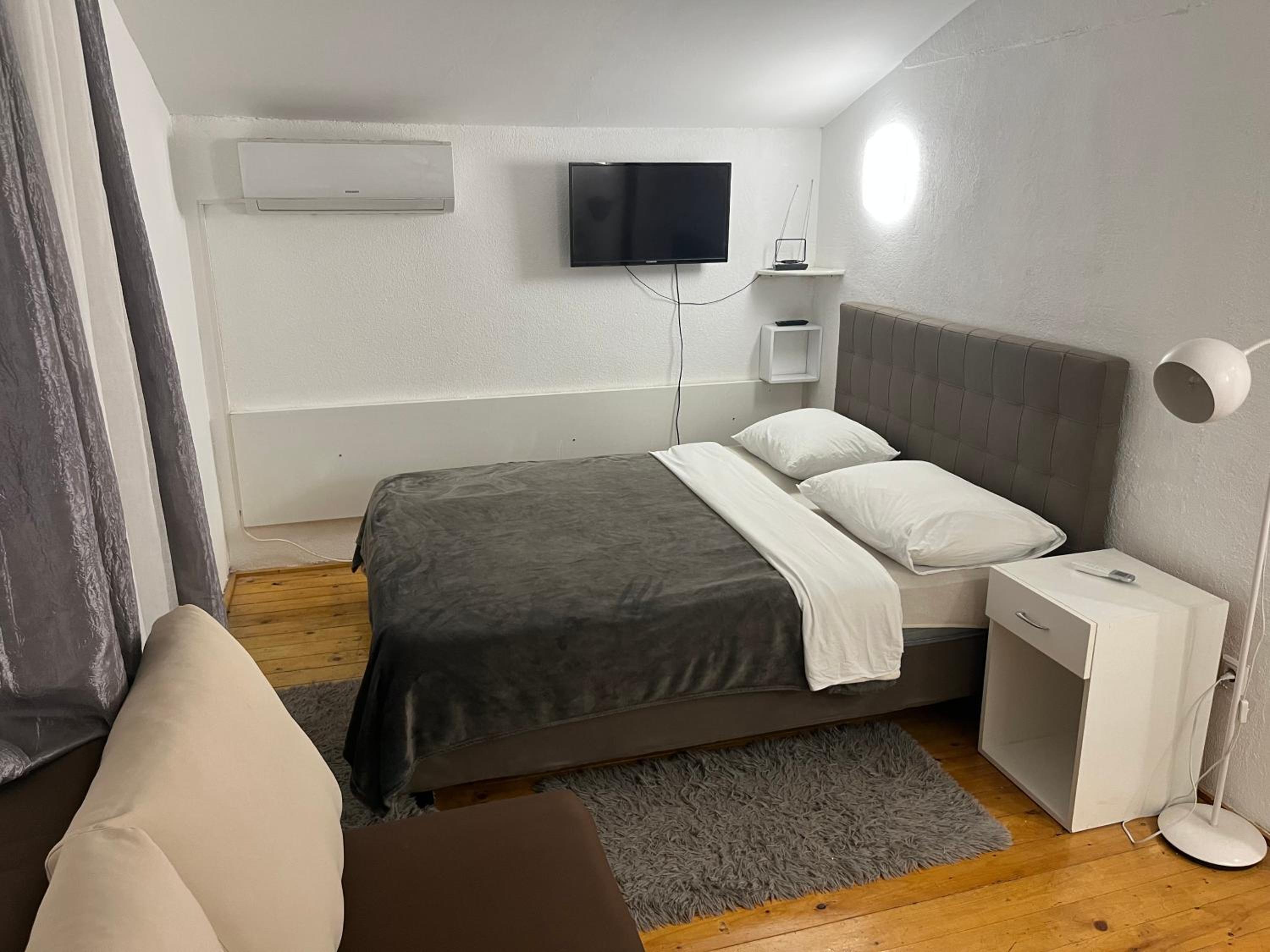 Apartments Mira