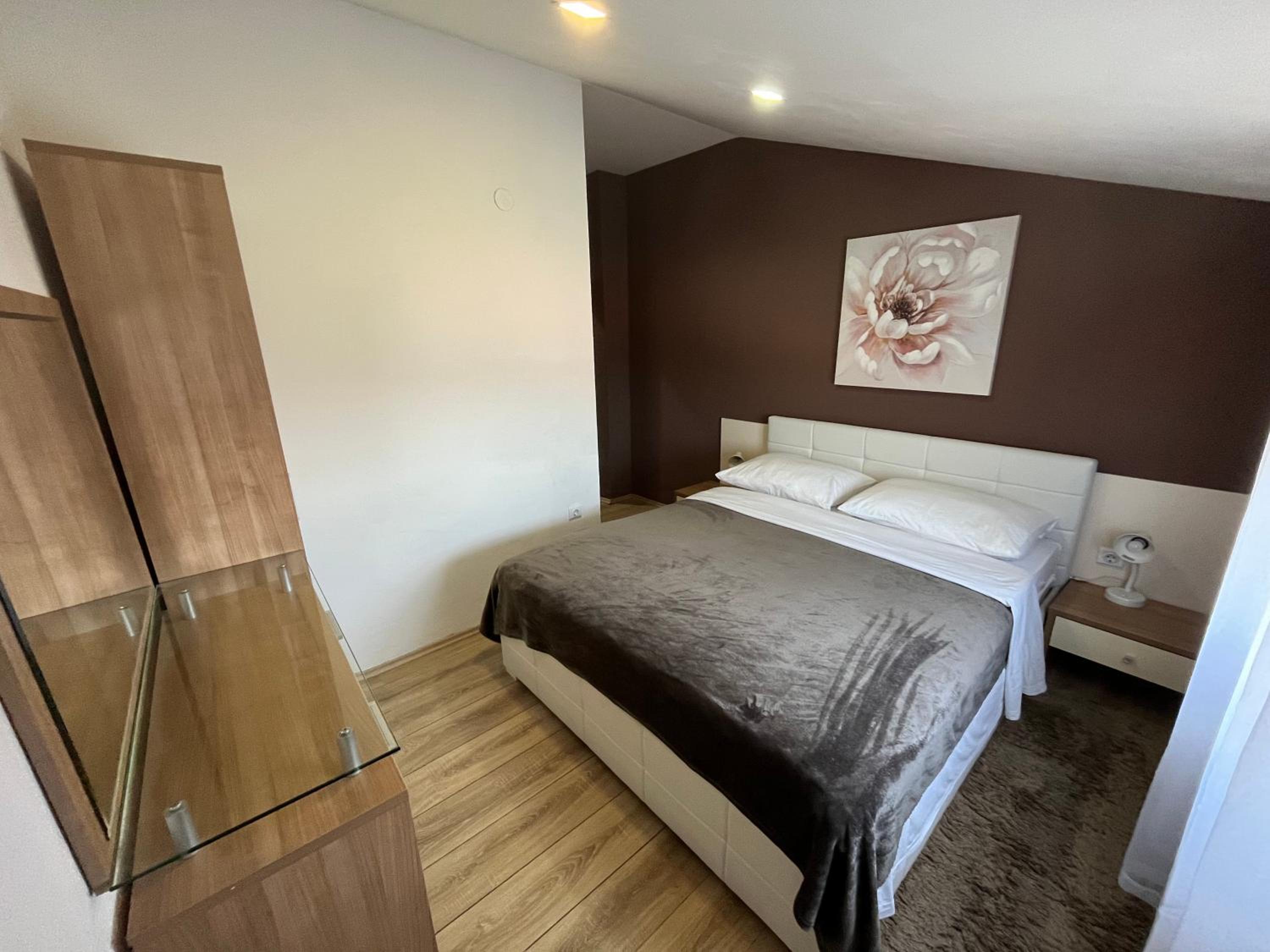 Apartments Mira