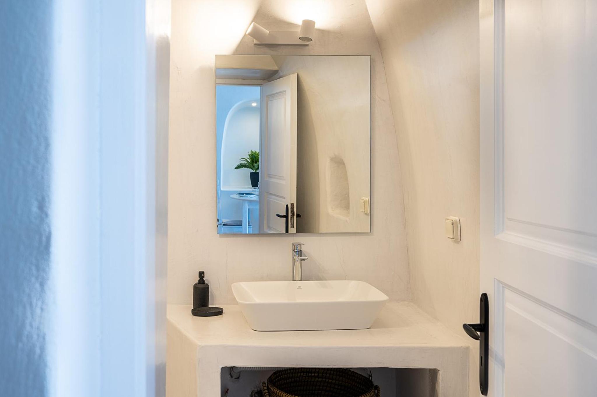 Karpimo Scenery - Caldera Sunset View - Private Hot Tub - Firostefani photo 4