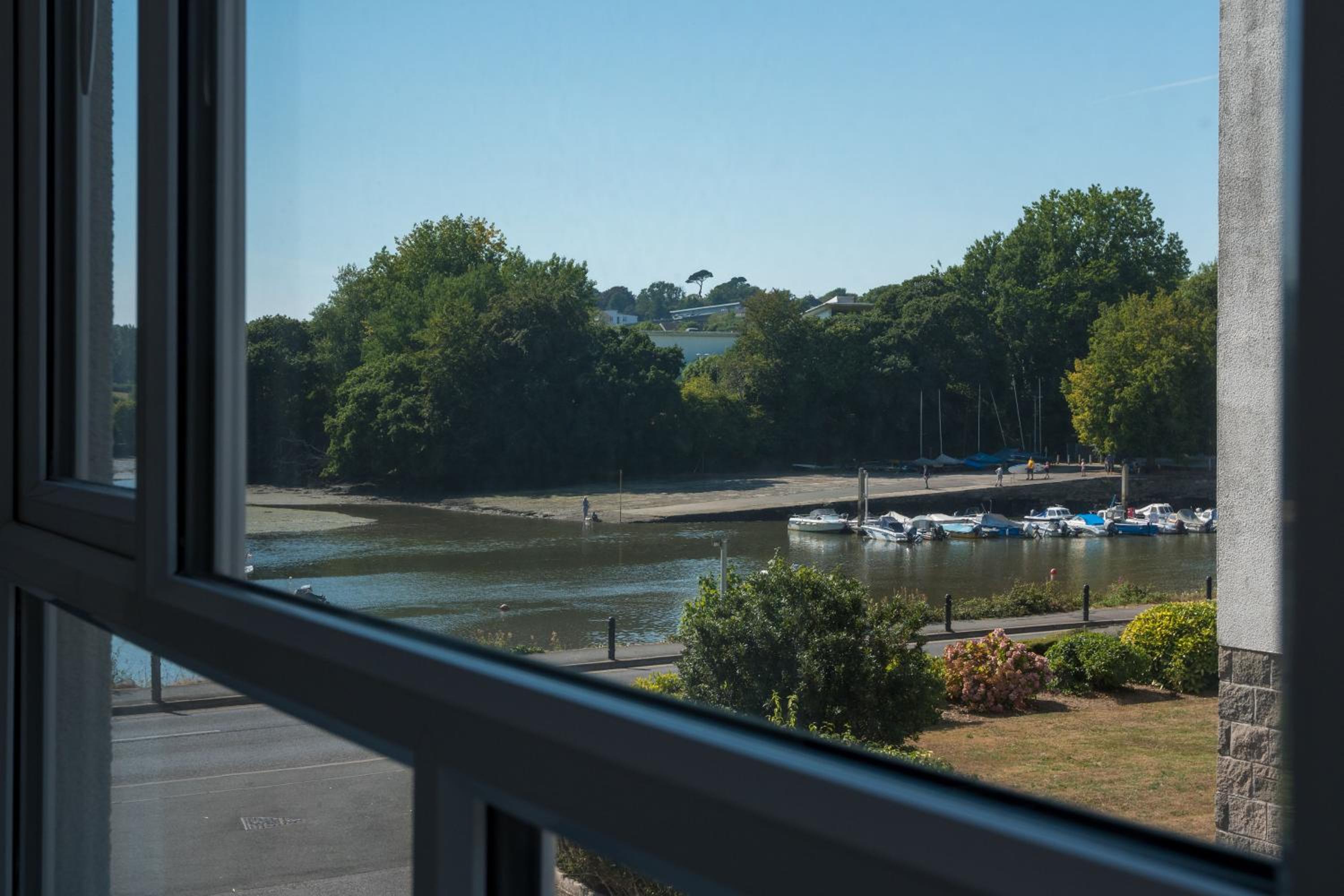 Riverside apartment with views and parking view 2