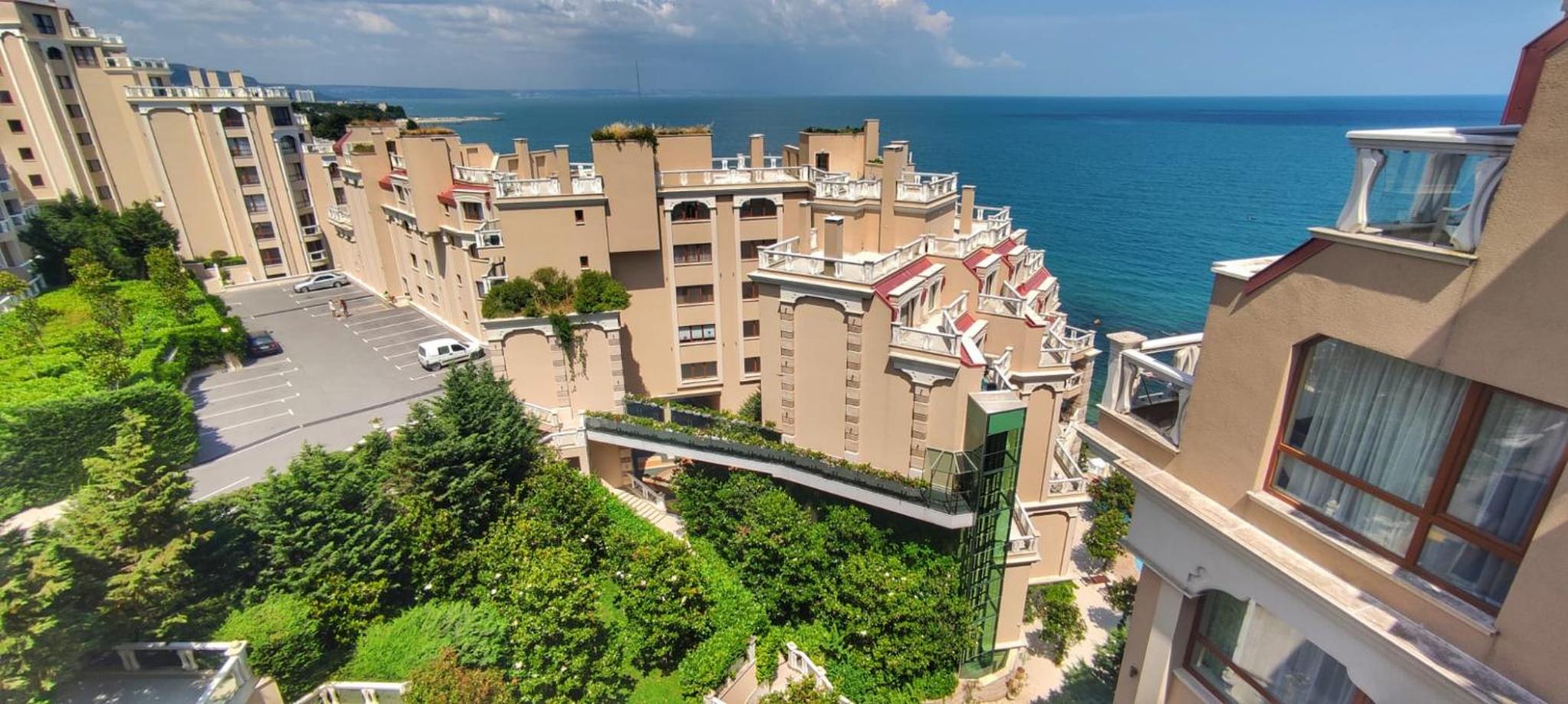 La Mer spacious Apartment with a Sea View