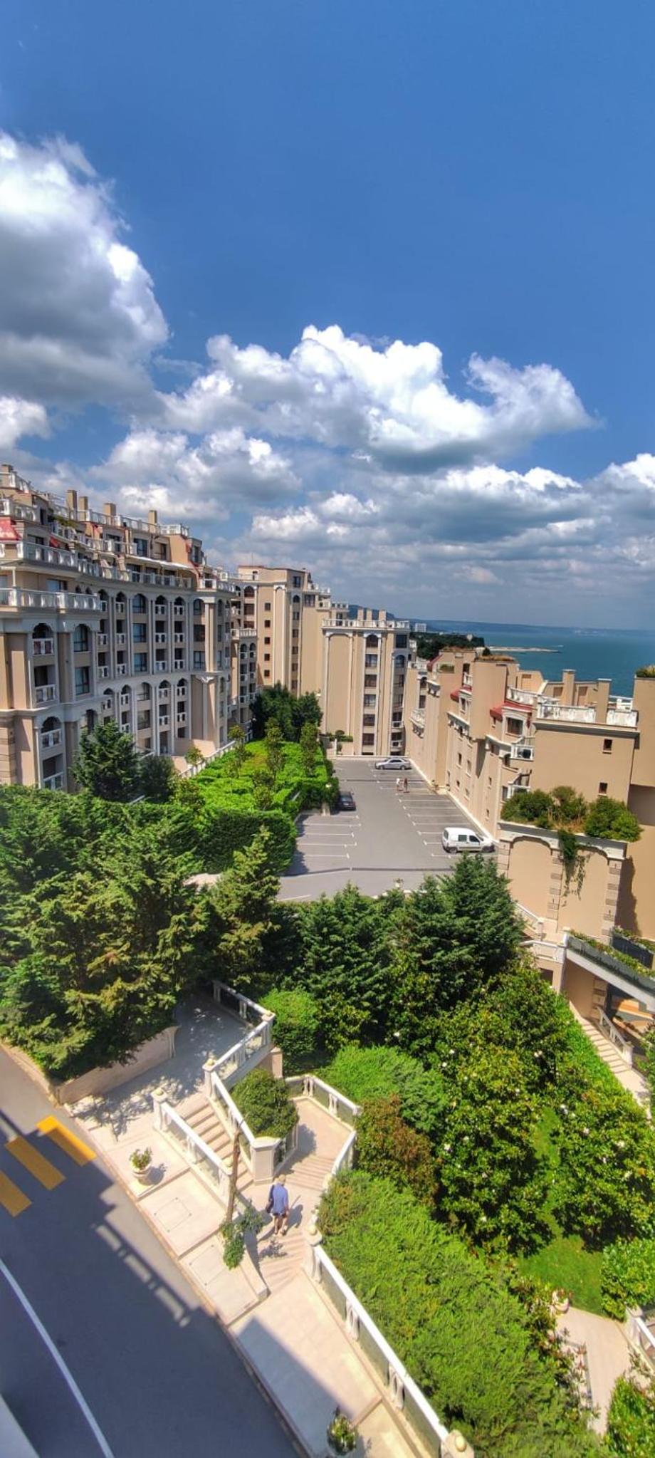 La Mer spacious Apartment with a Sea View