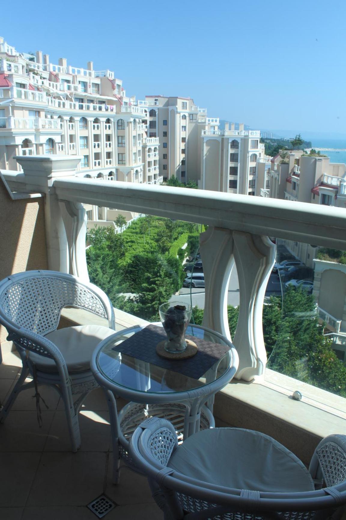 La Mer spacious Apartment with a Sea View