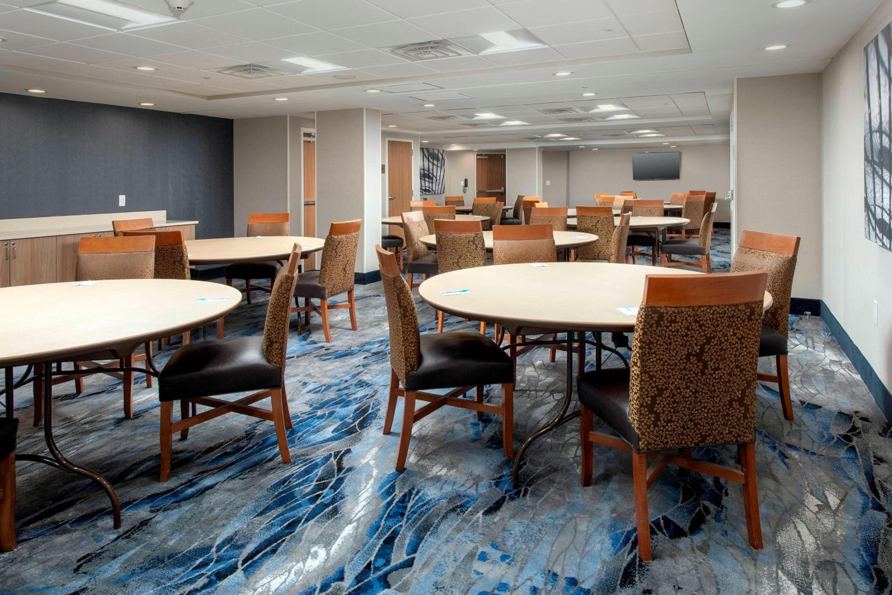 Fairfield Inn Suites by Marriott Alexandria West/Mark Center - Property Image 16
