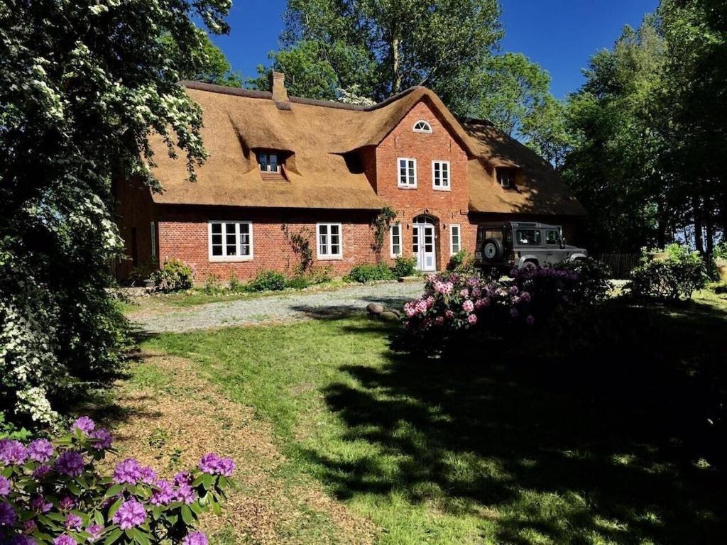 Dachgeschosswohnung Warft Simmerdeis in Reetdachhaus mit parkähnlichem Garten