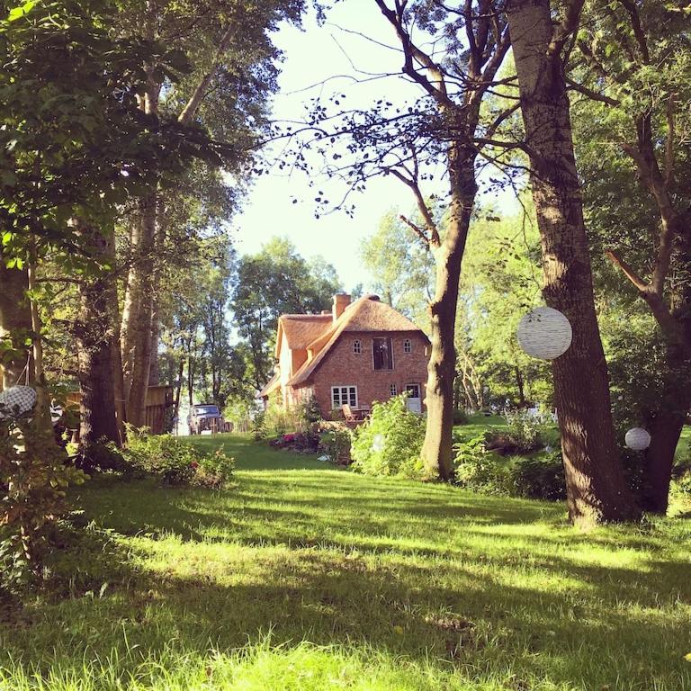 Dachgeschosswohnung Warft Simmerdeis in Reetdachhaus mit parkähnlichem Garten
