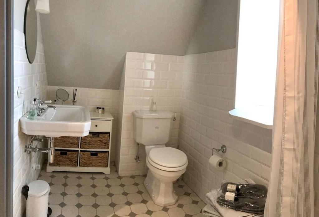 Dachgeschosswohnung Warft Simmerdeis in Reetdachhaus mit parkähnlichem Garten