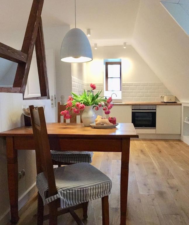 Dachgeschosswohnung Warft Simmerdeis in Reetdachhaus mit parkähnlichem Garten