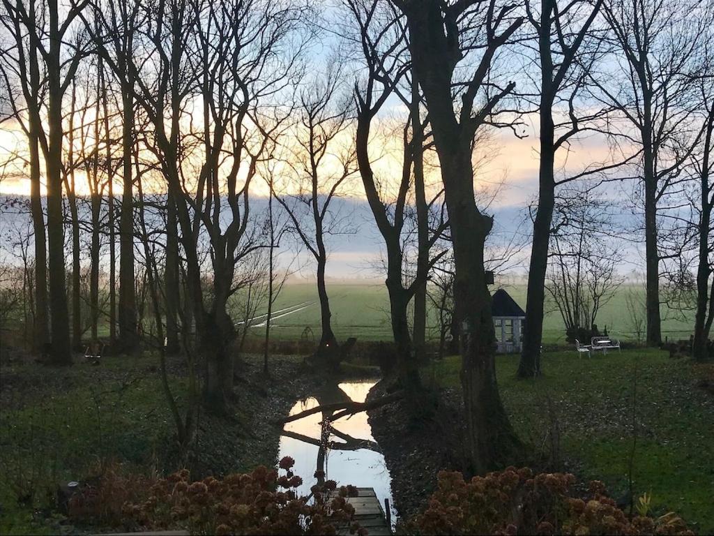 Dachgeschosswohnung Warft Simmerdeis in Reetdachhaus mit parkähnlichem Garten