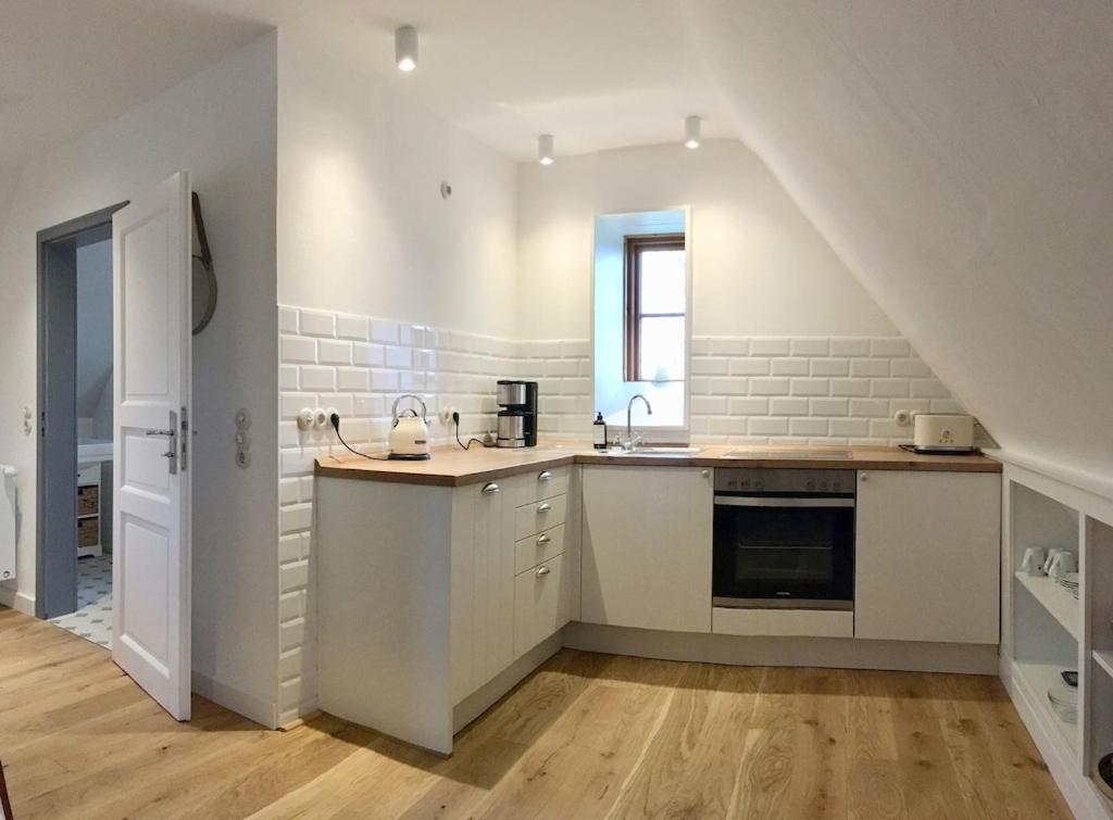 Dachgeschosswohnung Warft Simmerdeis in Reetdachhaus mit parkähnlichem Garten