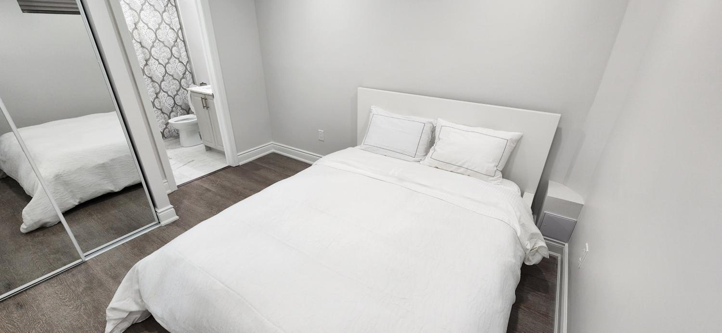 Cozy 2 Bedrooms & 2 Bathrooms Guest Suite with Electric Fireplace