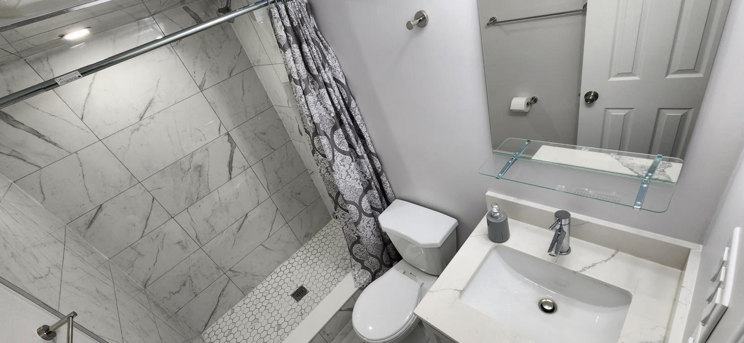 Cozy 2 Bedrooms & 2 Bathrooms Guest Suite with Electric Fireplace